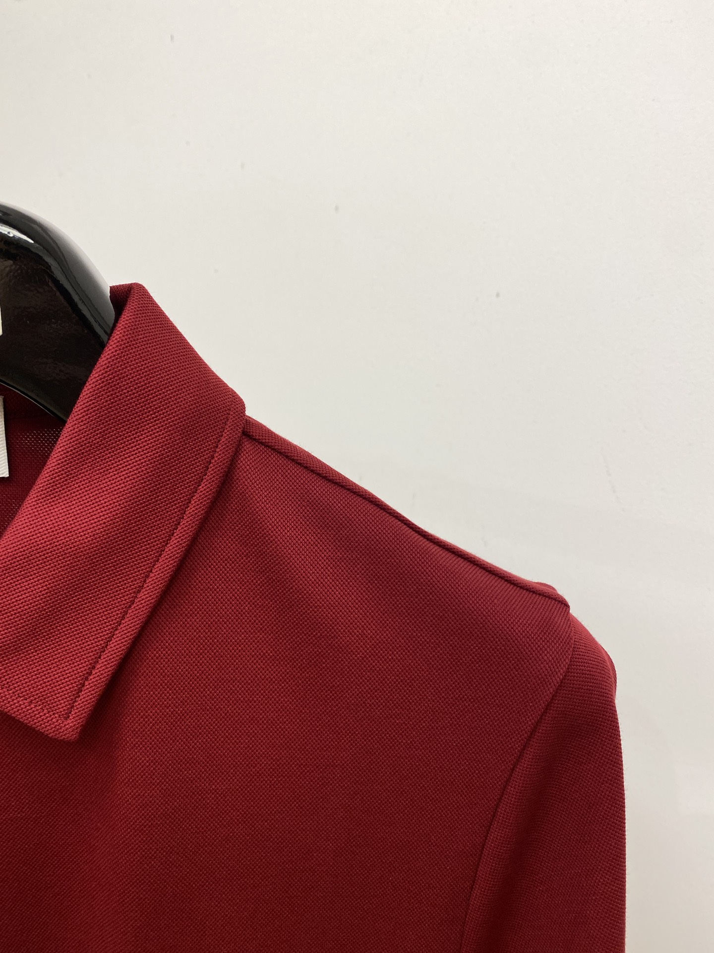 巴宝莉、2025最新款短袖T恤，帅气时尚，胸前精致刺绣图案logo，简约百搭款。面料棉 不仅挺括，保持潮