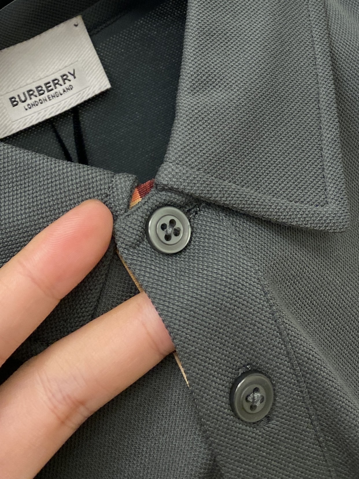 巴宝莉、2025最新款短袖T恤，帅气时尚，胸前精致刺绣图案logo，简约百搭款。面料棉 不仅挺括，保持潮