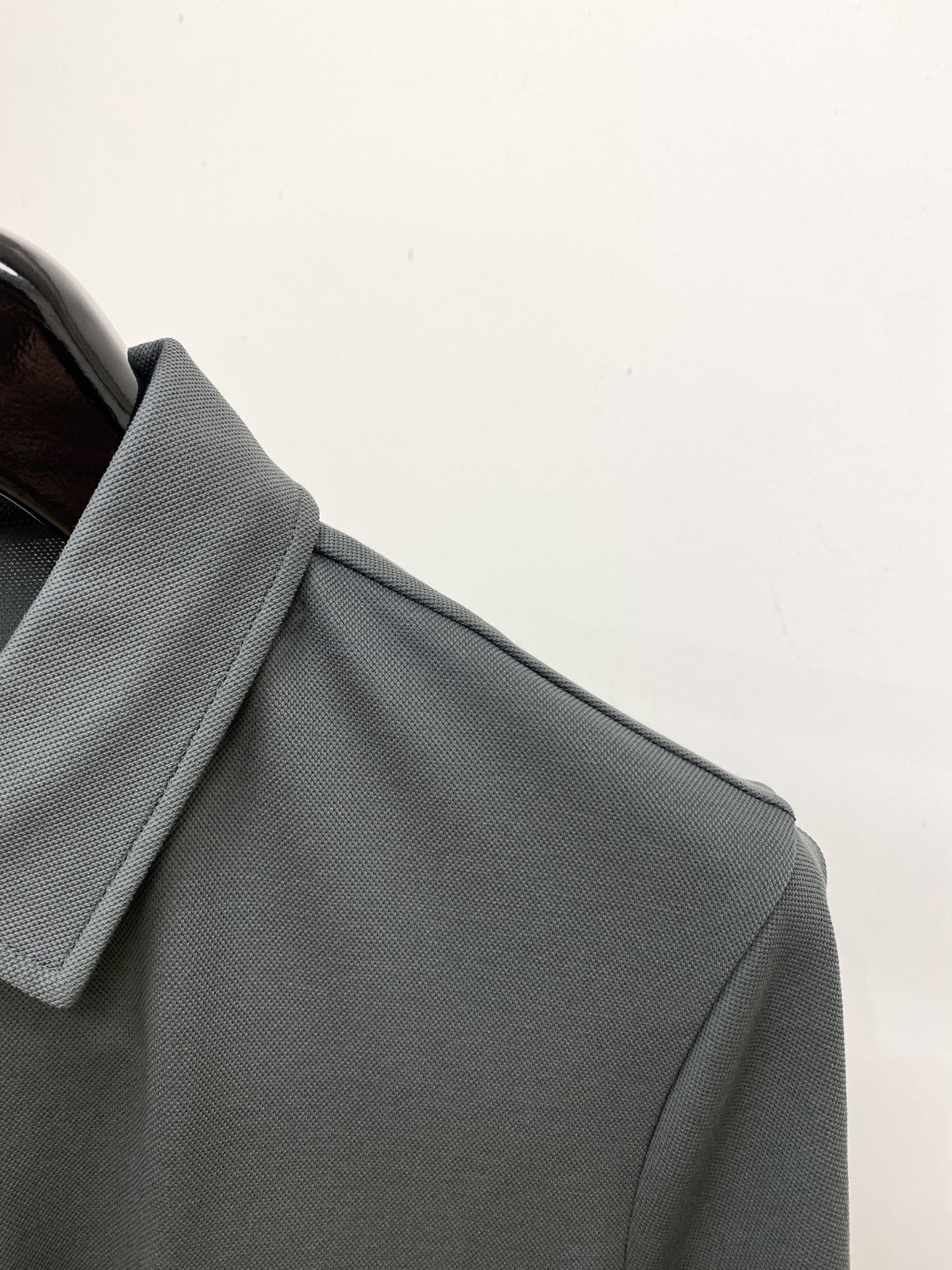 巴宝莉、2025最新款短袖T恤，帅气时尚，胸前精致刺绣图案logo，简约百搭款。面料棉 不仅挺括，保持潮