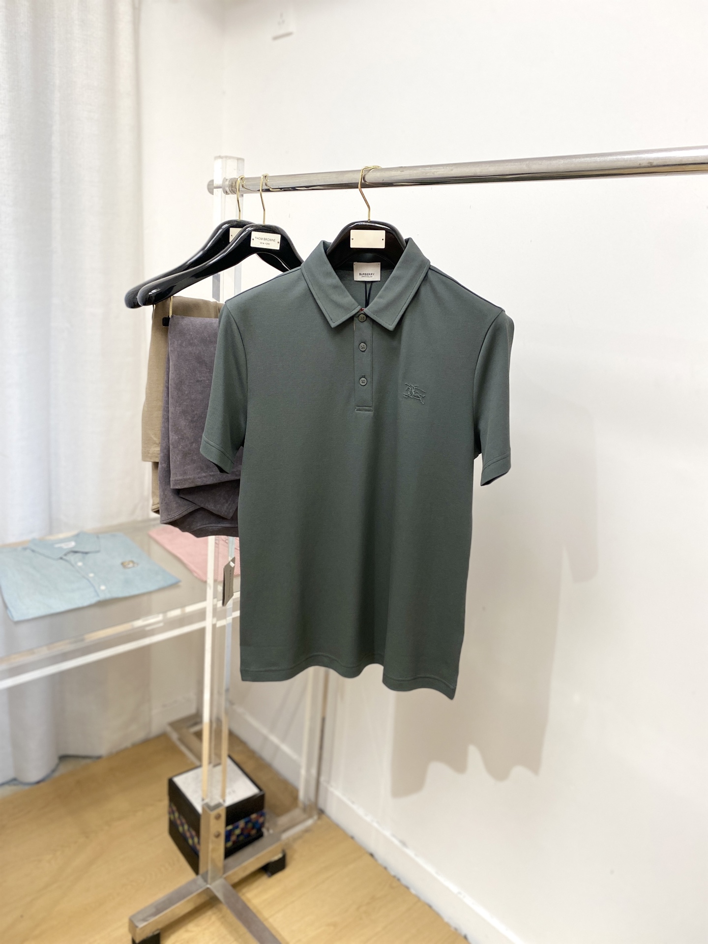 巴宝莉、2025最新款短袖T恤，帅气时尚，胸前精致刺绣图案logo，简约百搭款。面料棉 不仅挺括，保持潮