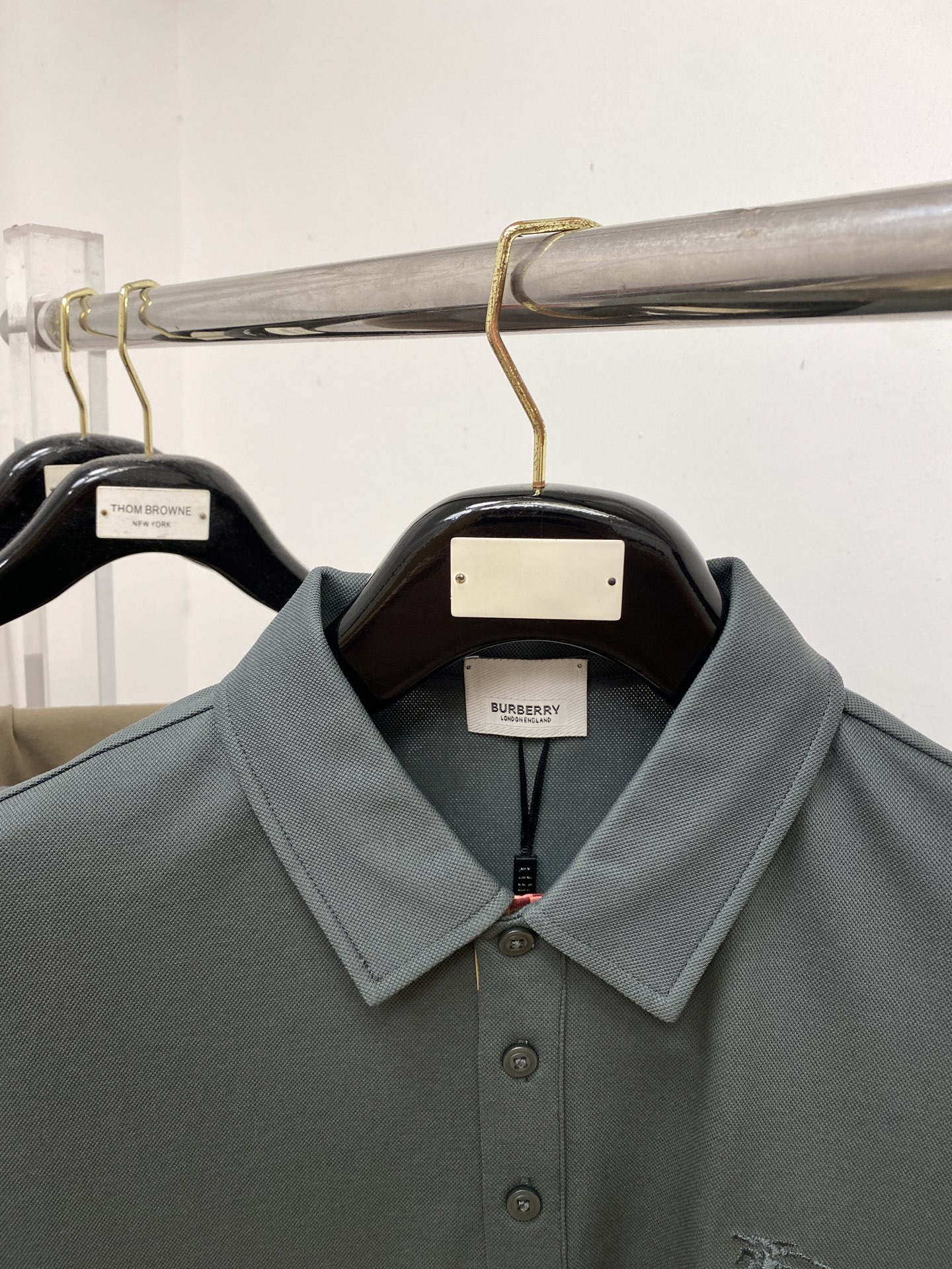 巴宝莉、2025最新款短袖T恤，帅气时尚，胸前精致刺绣图案logo，简约百搭款。面料棉 不仅挺括，保持潮