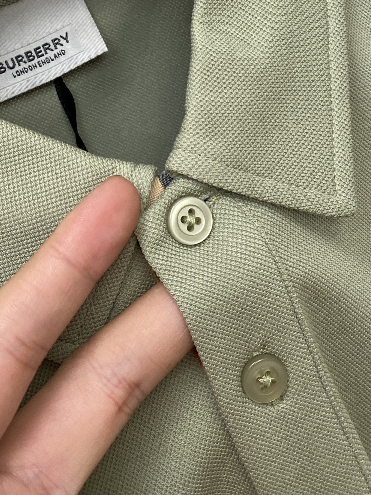 巴宝莉、2025最新款短袖T恤，帅气时尚，胸前精致刺绣图案logo，简约百搭款。面料棉 不仅挺括，保持潮