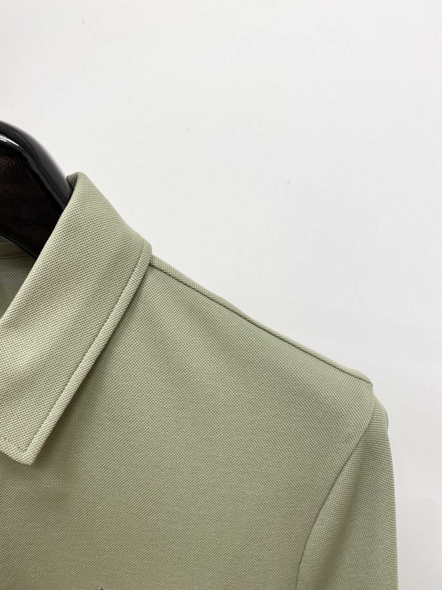 巴宝莉、2025最新款短袖T恤，帅气时尚，胸前精致刺绣图案logo，简约百搭款。面料棉 不仅挺括，保持潮