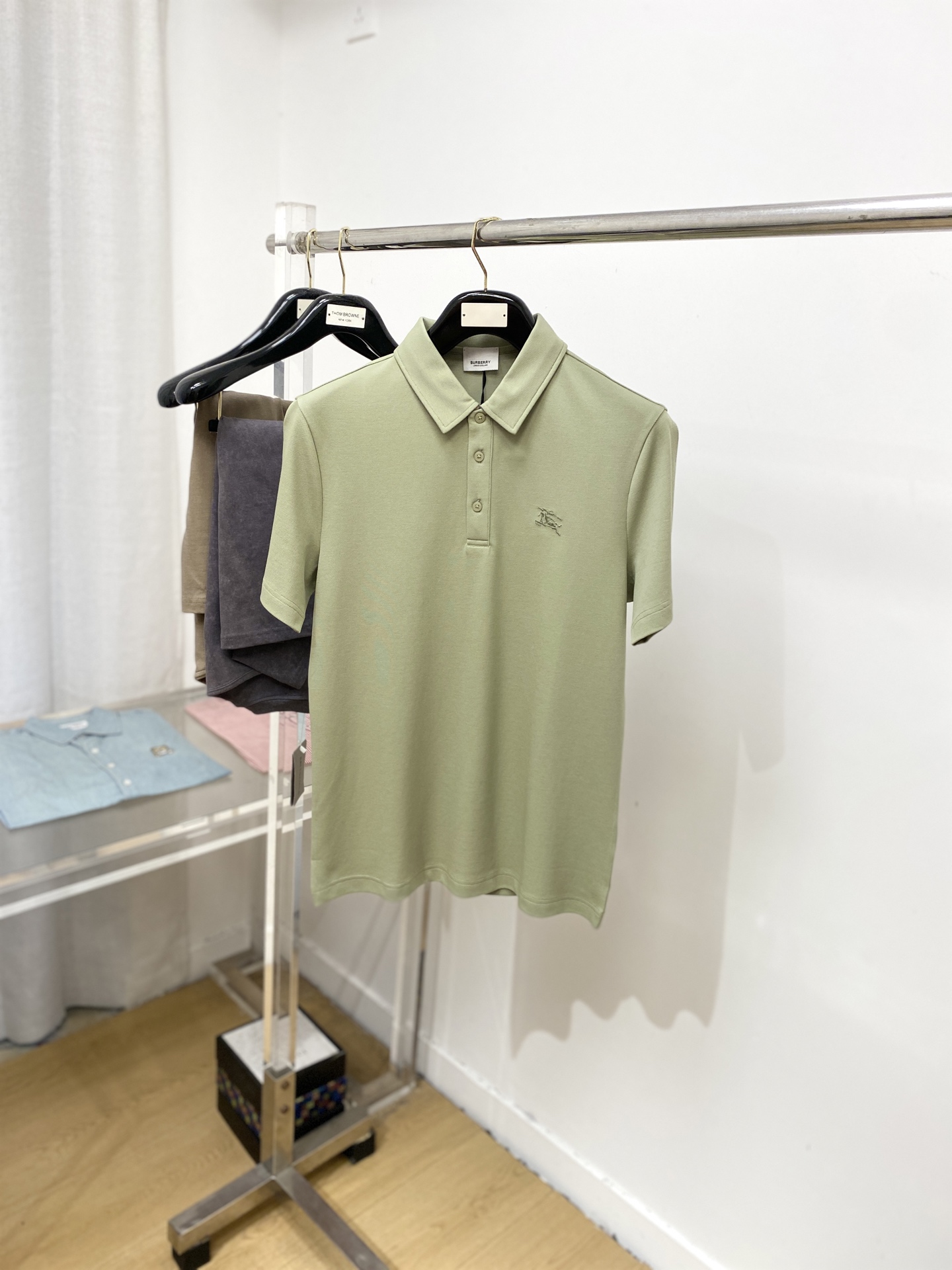 NO:514011,Burberry, the latest short-sleeved T-shirt in 2025, handsome and fashionable, exquisite embroidered pattern logo on the chest, simple and versatile style. The fabric cotton is not only crisp, maintains the trendy silhouette, but also comfortable to wear, and the yarn is more delicate, the number M-3XL, burberry, T-shirt, tees, t-shirt, alexander wang19860909巴宝莉、2025最新款短袖T恤,帅气时尚,胸前精致刺绣图案logo,简约百搭款.面料棉 不仅挺括,保持潮流的廓形,又穿着舒适,纱织更细腻,码数M-3XL,,burberry,T-shirt,tees，t-shirt,alexander wang,Men's clothing