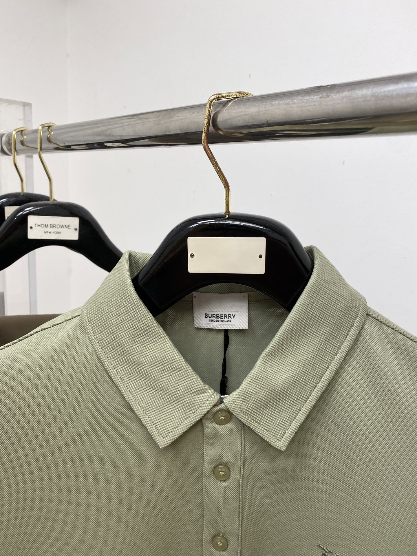 巴宝莉、2025最新款短袖T恤，帅气时尚，胸前精致刺绣图案logo，简约百搭款。面料棉 不仅挺括，保持潮