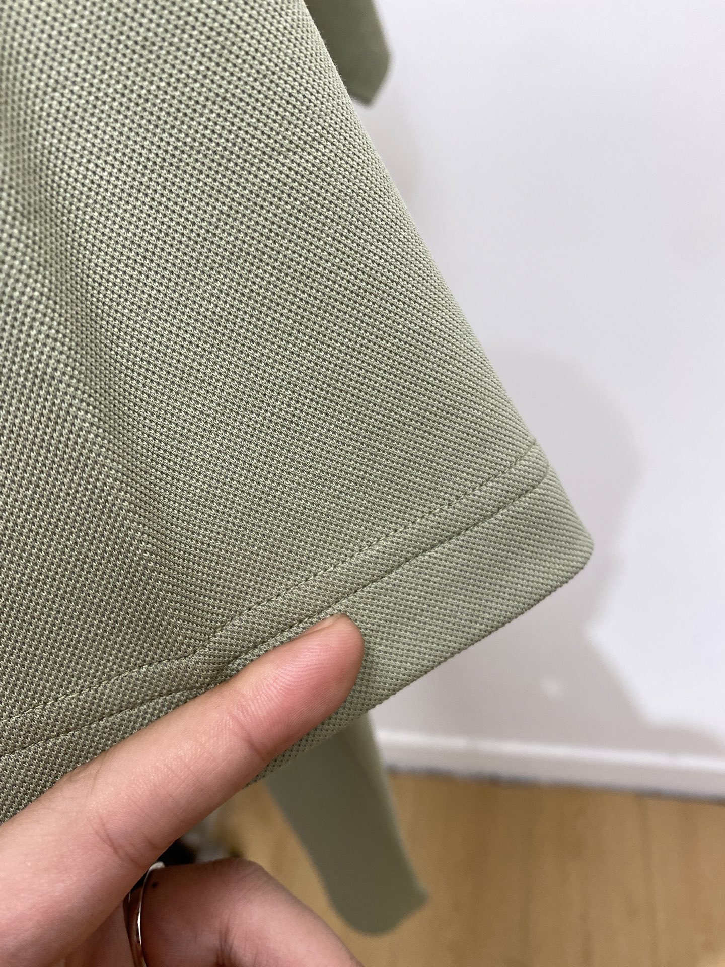 巴宝莉、2025最新款短袖T恤，帅气时尚，胸前精致刺绣图案logo，简约百搭款。面料棉 不仅挺括，保持潮