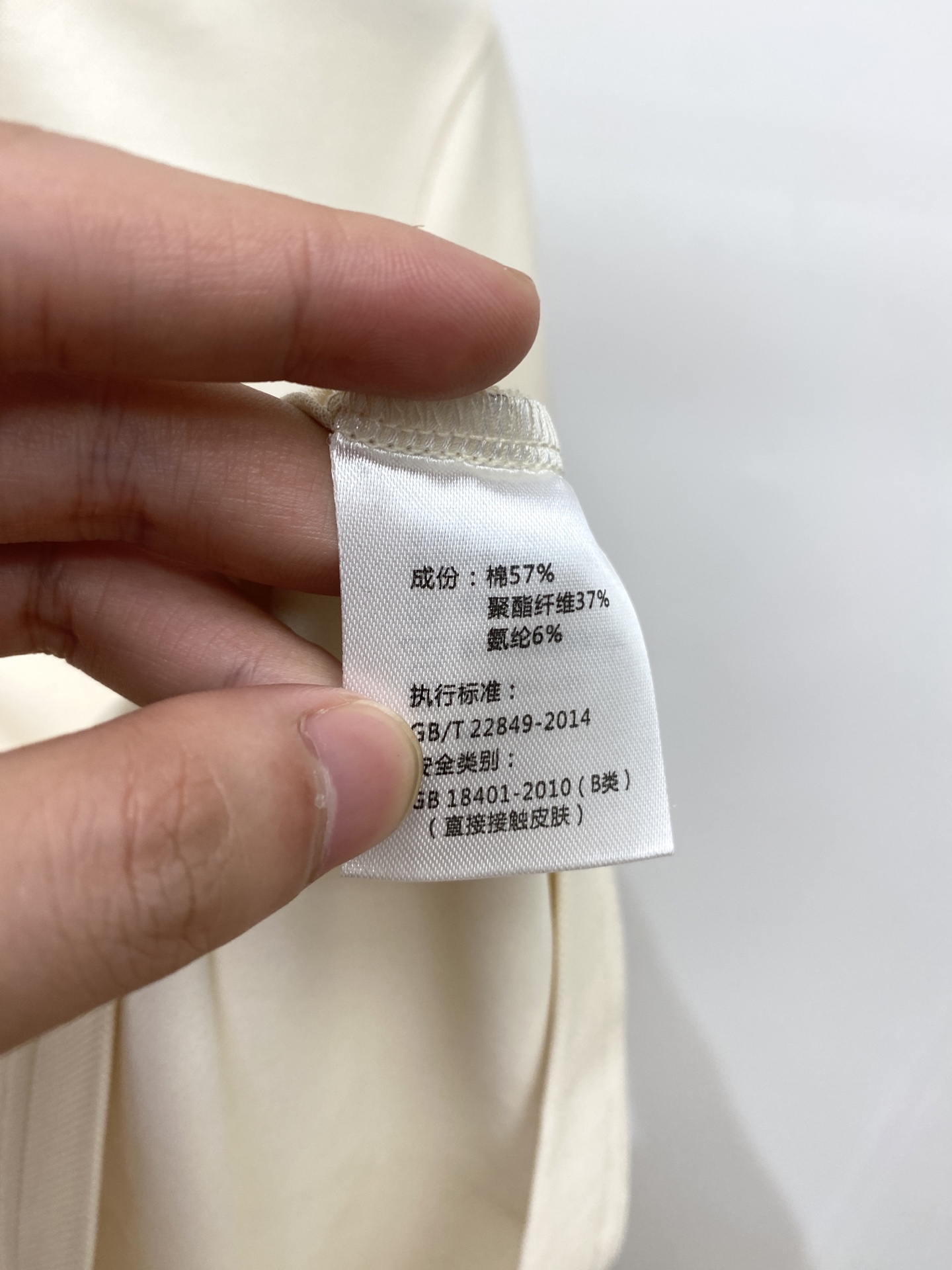 巴宝莉、2025最新款短袖T恤，帅气时尚，胸前精致刺绣图案logo，简约百搭款。面料棉 不仅挺括，保持潮