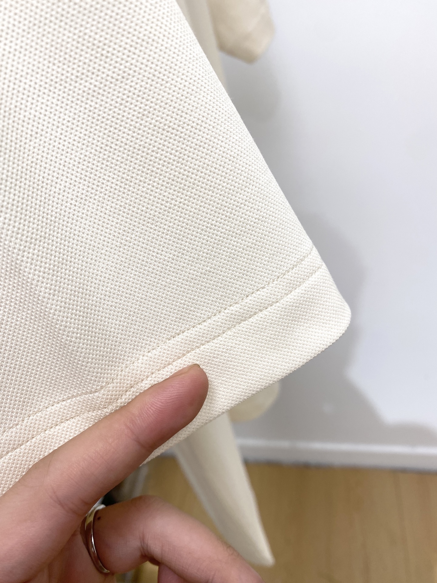 巴宝莉、2025最新款短袖T恤，帅气时尚，胸前精致刺绣图案logo，简约百搭款。面料棉 不仅挺括，保持潮