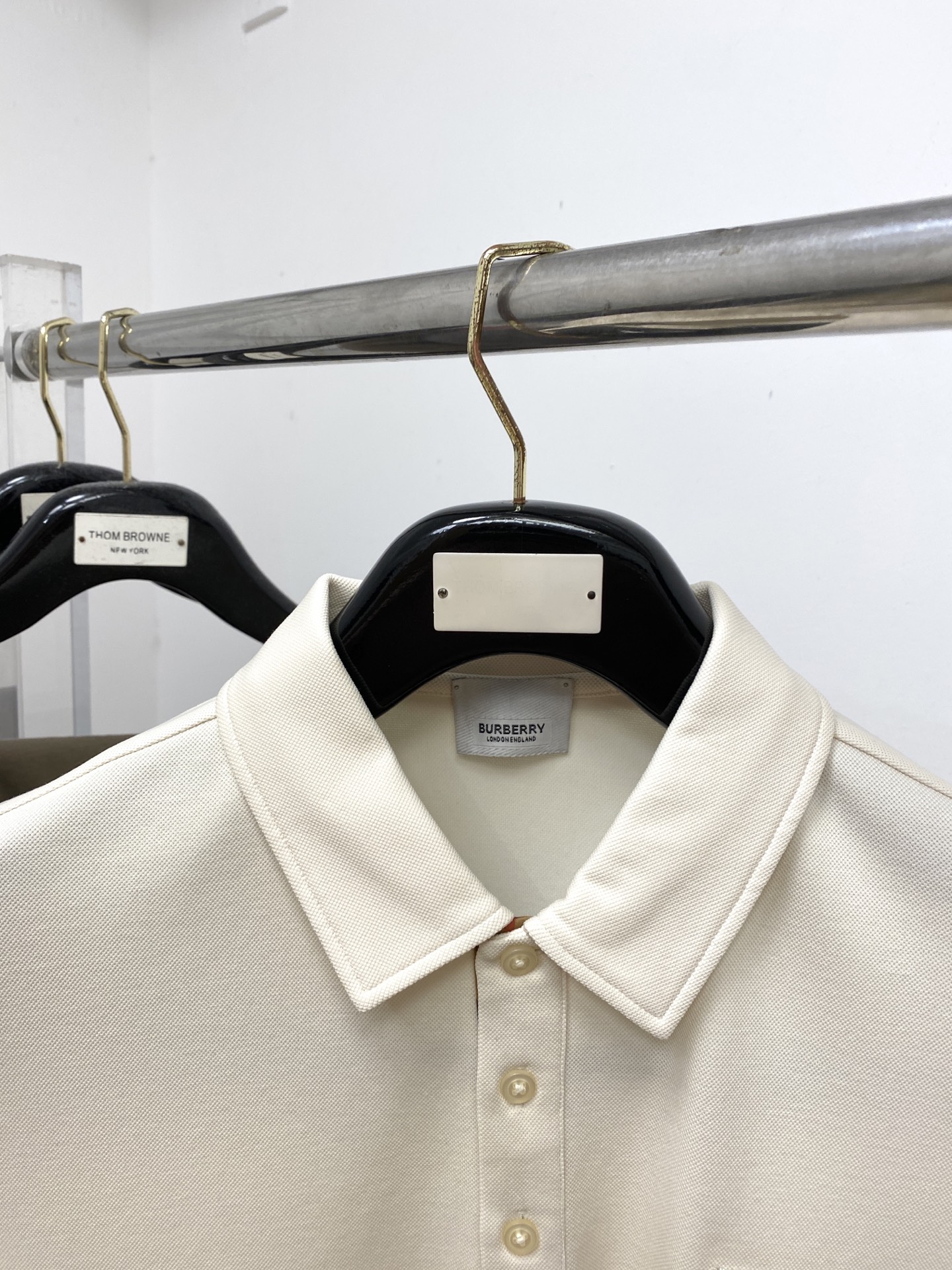 巴宝莉、2025最新款短袖T恤，帅气时尚，胸前精致刺绣图案logo，简约百搭款。面料棉 不仅挺括，保持潮