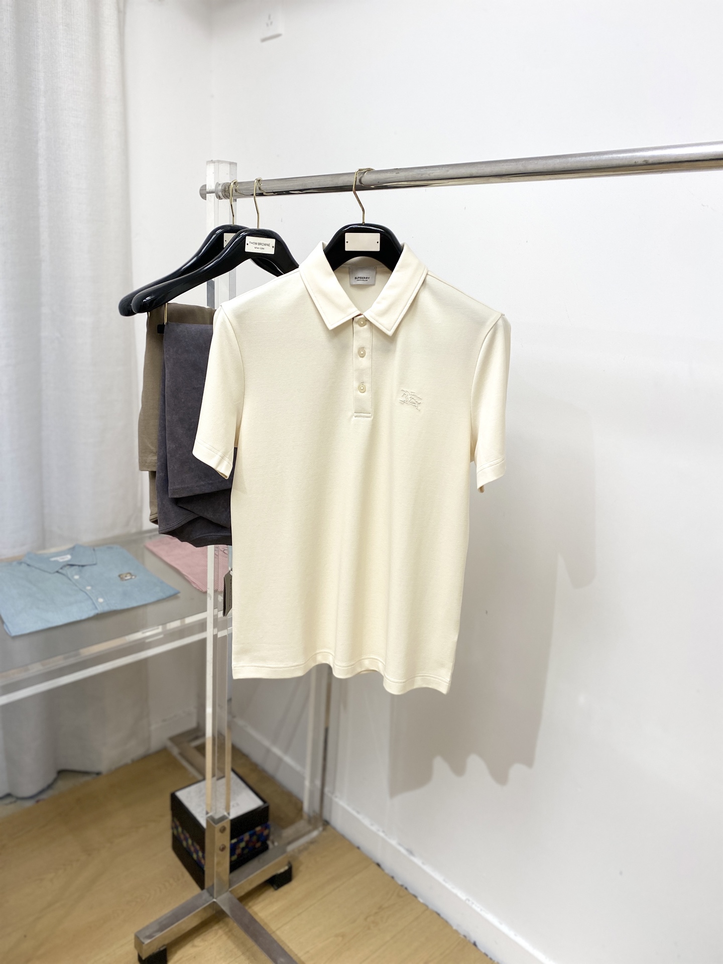 巴宝莉、2025最新款短袖T恤，帅气时尚，胸前精致刺绣图案logo，简约百搭款。面料棉 不仅挺括，保持潮