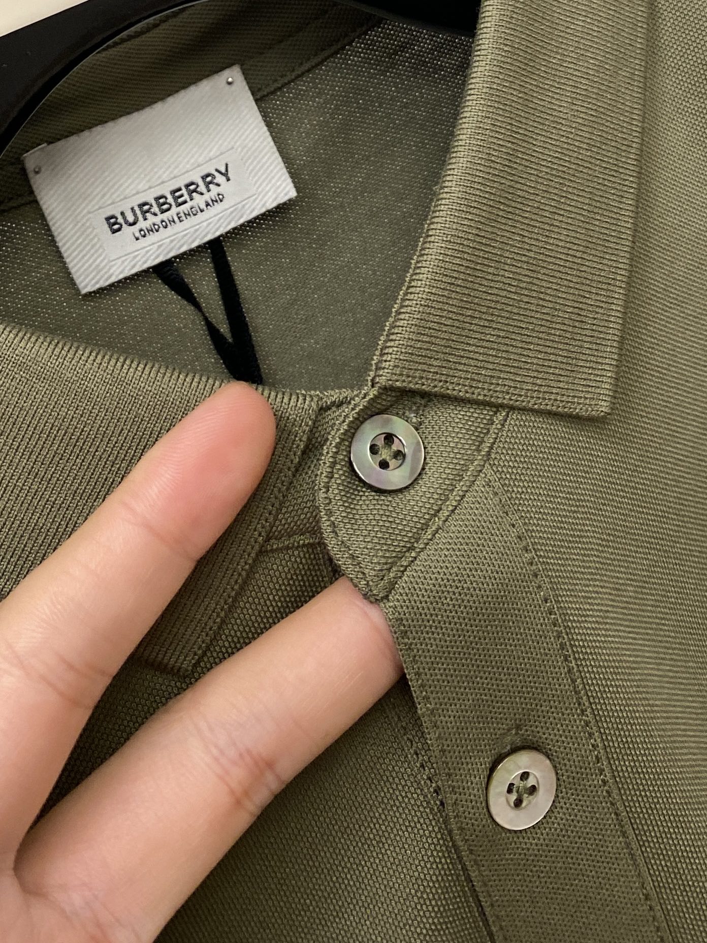 巴宝莉、2025最新款短袖T恤，帅气时尚，胸前精致刺绣图案logo，简约百搭款。面料棉 不仅挺括，保持潮