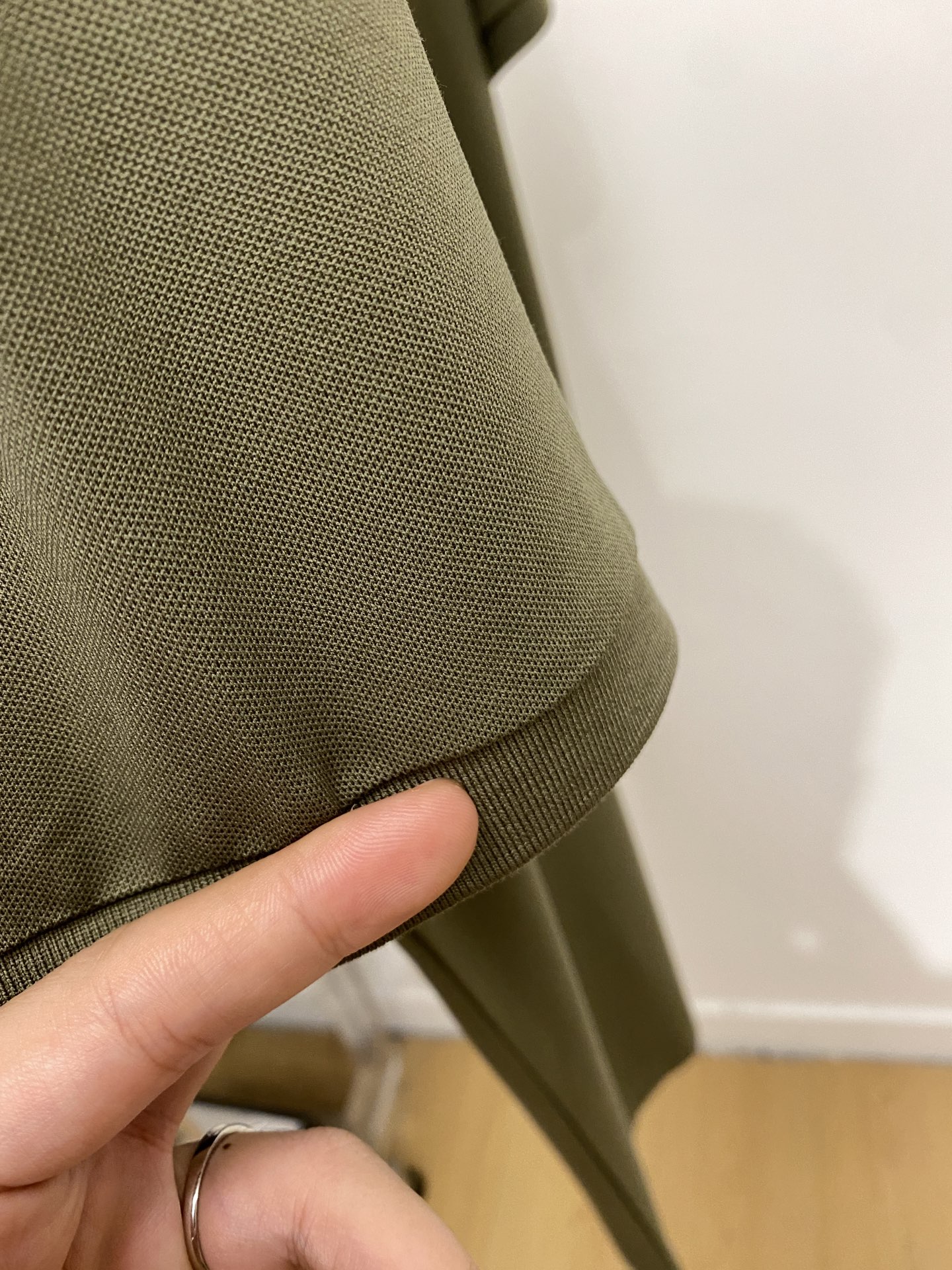 巴宝莉、2025最新款短袖T恤，帅气时尚，胸前精致刺绣图案logo，简约百搭款。面料棉 不仅挺括，保持潮