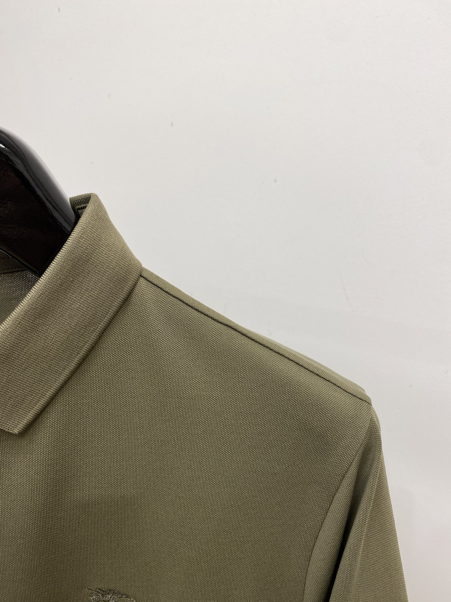 巴宝莉、2025最新款短袖T恤，帅气时尚，胸前精致刺绣图案logo，简约百搭款。面料棉 不仅挺括，保持潮