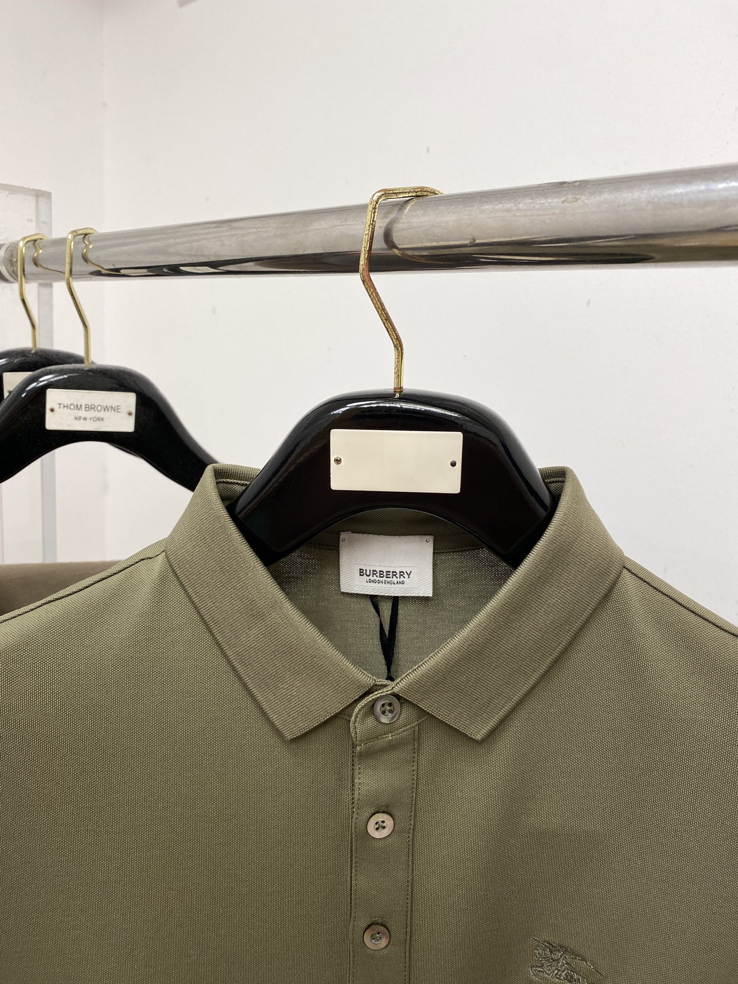 巴宝莉、2025最新款短袖T恤，帅气时尚，胸前精致刺绣图案logo，简约百搭款。面料棉 不仅挺括，保持潮