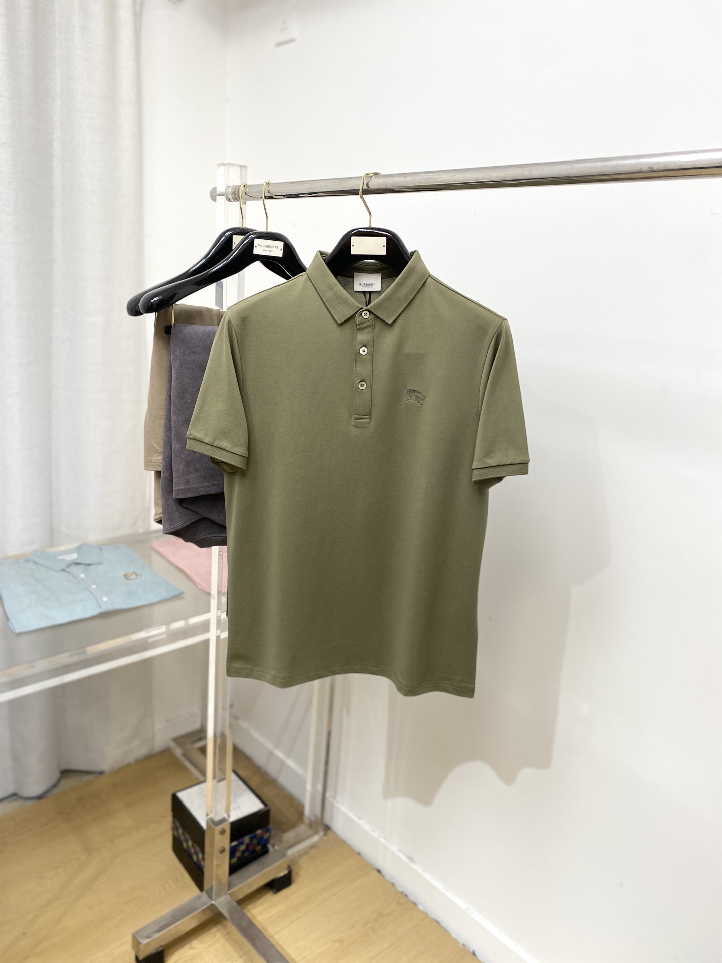 巴宝莉、2025最新款短袖T恤，帅气时尚，胸前精致刺绣图案logo，简约百搭款。面料棉 不仅挺括，保持潮