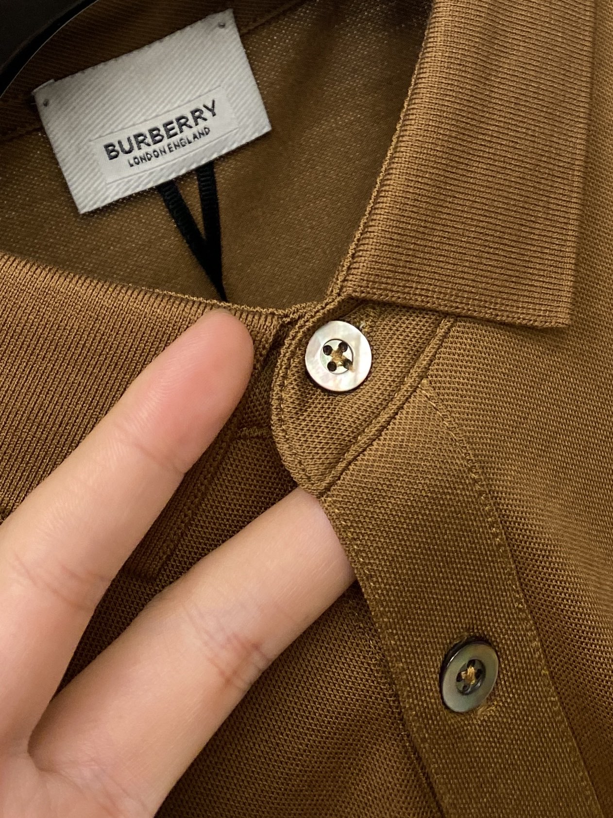 巴宝莉、2025最新款短袖T恤，帅气时尚，胸前精致刺绣图案logo，简约百搭款。面料棉 不仅挺括，保持潮