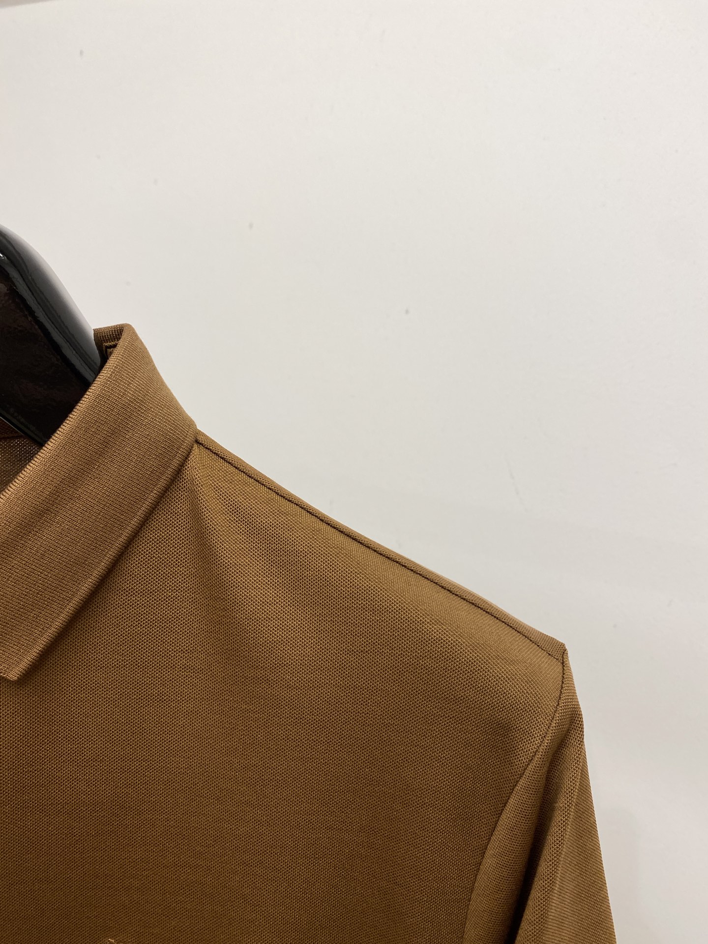 巴宝莉、2025最新款短袖T恤，帅气时尚，胸前精致刺绣图案logo，简约百搭款。面料棉 不仅挺括，保持潮