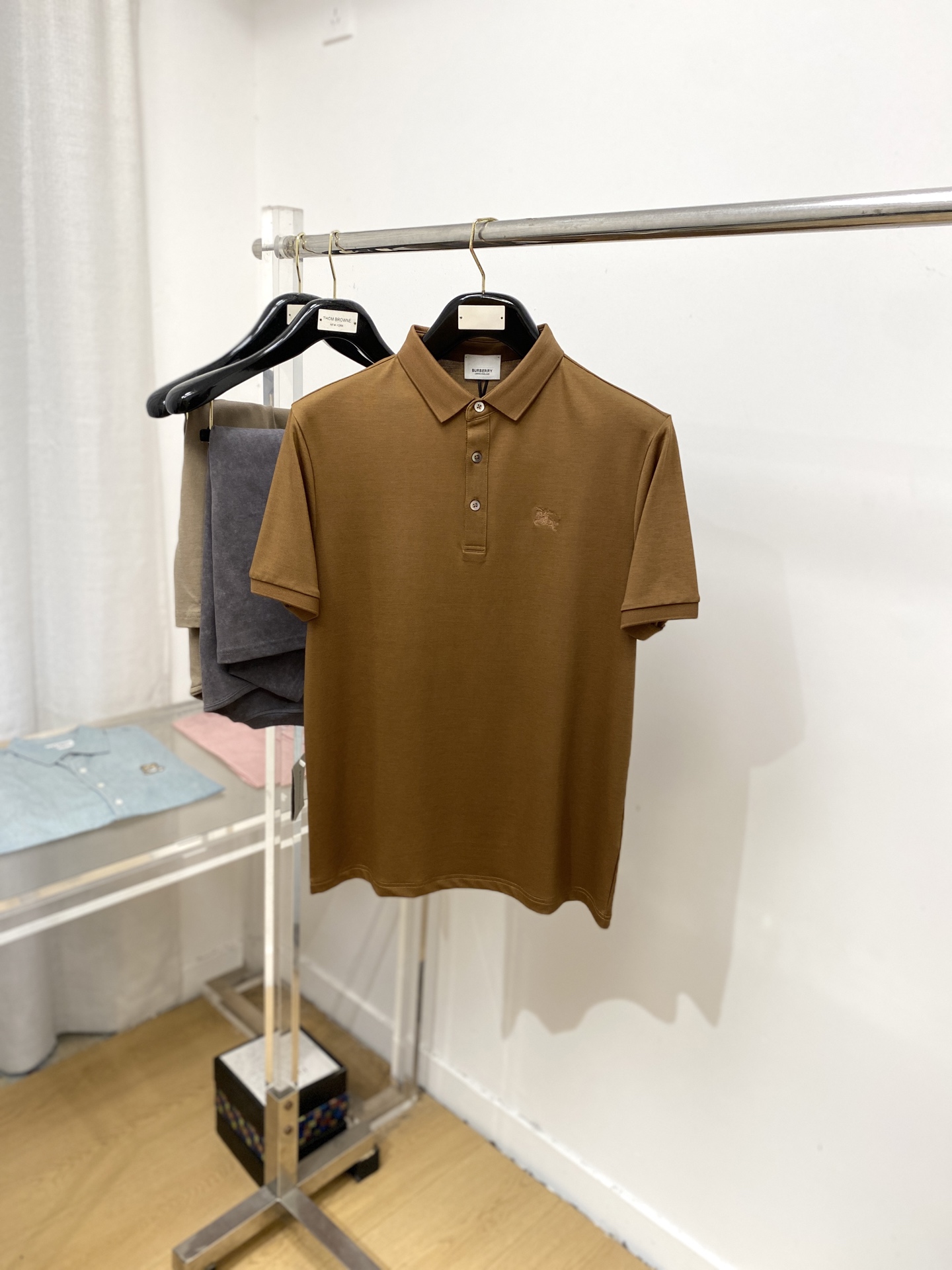 巴宝莉、2025最新款短袖T恤，帅气时尚，胸前精致刺绣图案logo，简约百搭款。面料棉 不仅挺括，保持潮