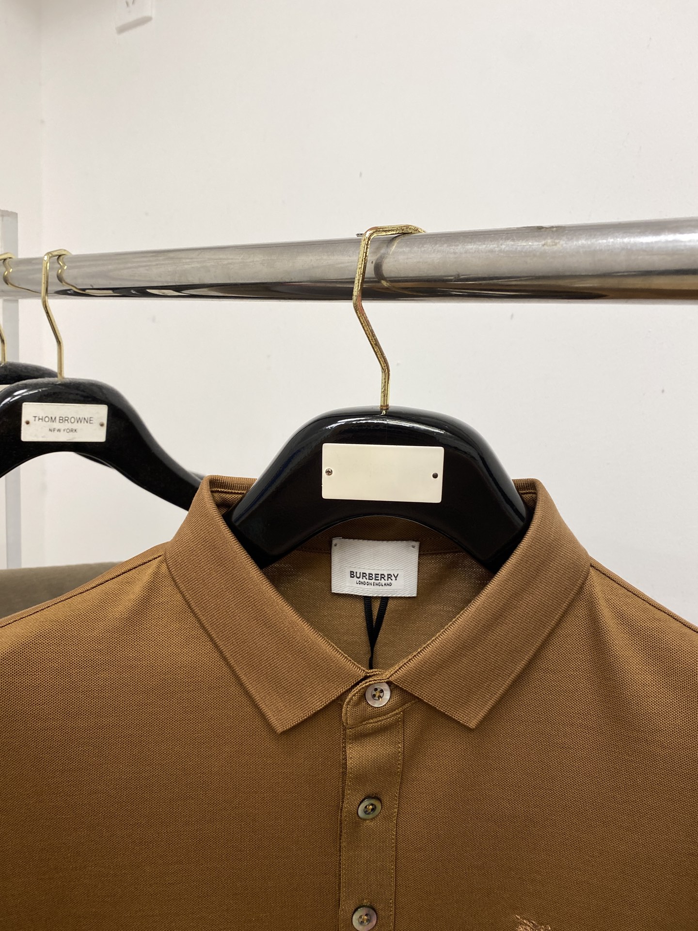 巴宝莉、2025最新款短袖T恤，帅气时尚，胸前精致刺绣图案logo，简约百搭款。面料棉 不仅挺括，保持潮