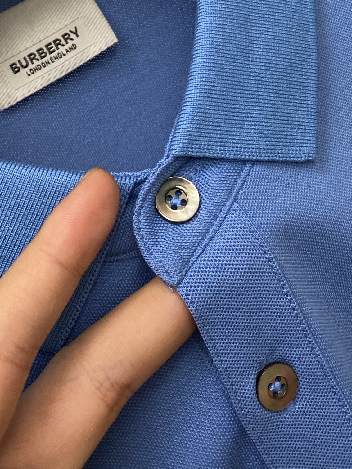 巴宝莉、2025最新款短袖T恤，帅气时尚，胸前精致刺绣图案logo，简约百搭款。面料棉 不仅挺括，保持潮