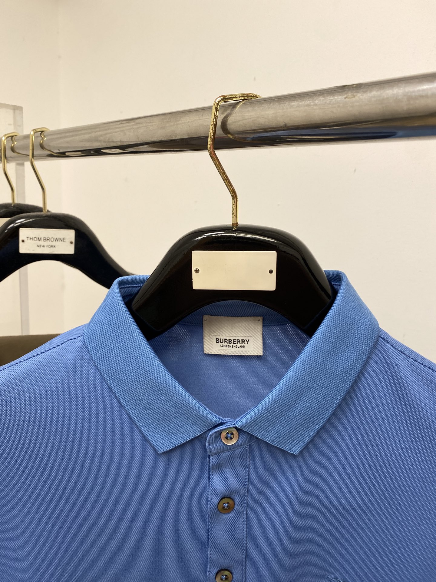 巴宝莉、2025最新款短袖T恤，帅气时尚，胸前精致刺绣图案logo，简约百搭款。面料棉 不仅挺括，保持潮