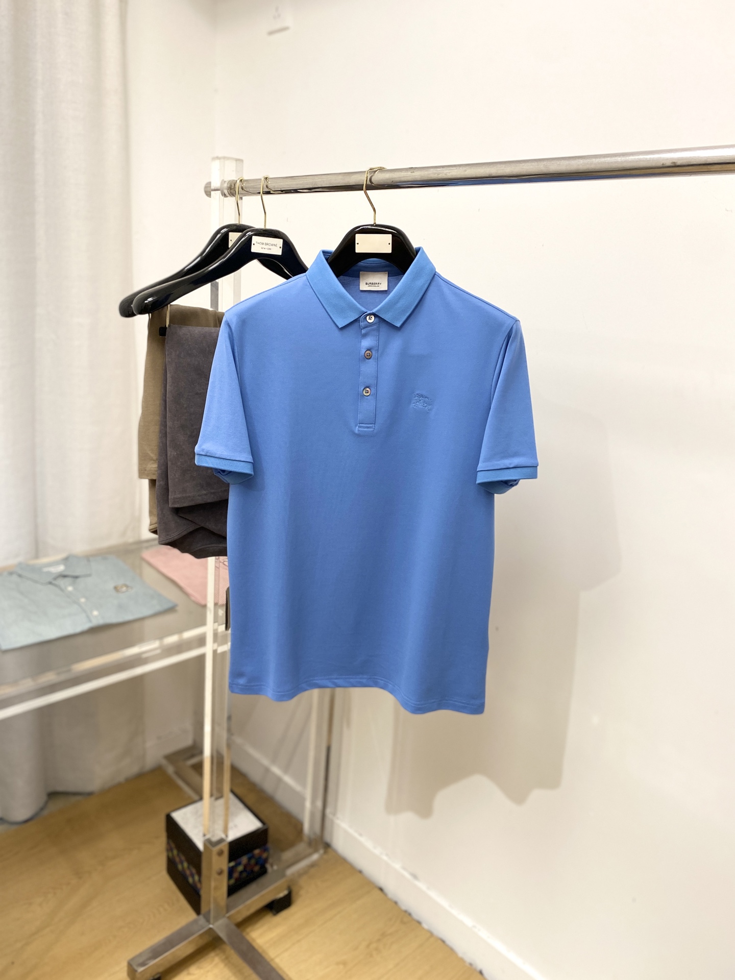 巴宝莉、2025最新款短袖T恤，帅气时尚，胸前精致刺绣图案logo，简约百搭款。面料棉 不仅挺括，保持潮