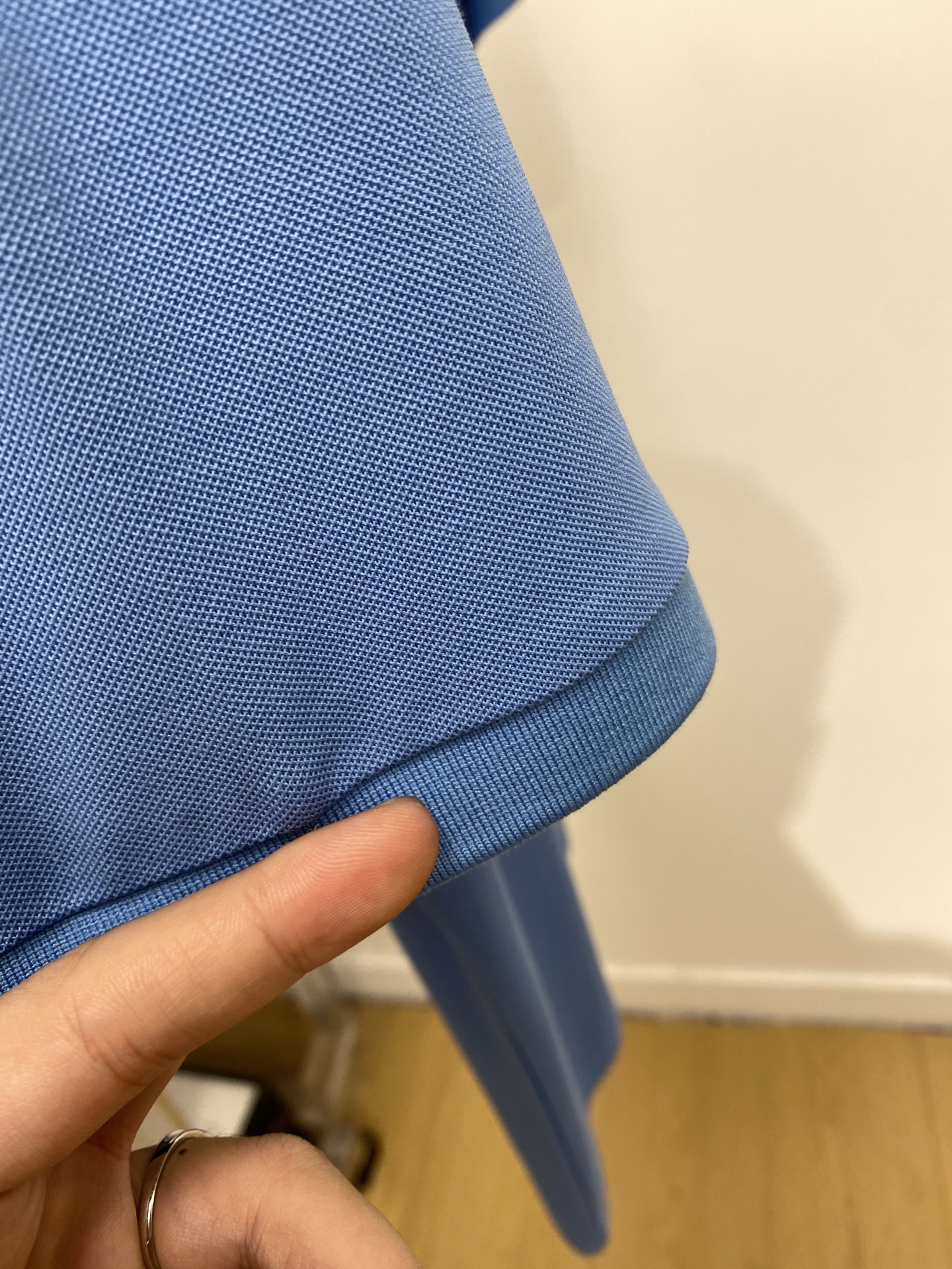 巴宝莉、2025最新款短袖T恤，帅气时尚，胸前精致刺绣图案logo，简约百搭款。面料棉 不仅挺括，保持潮