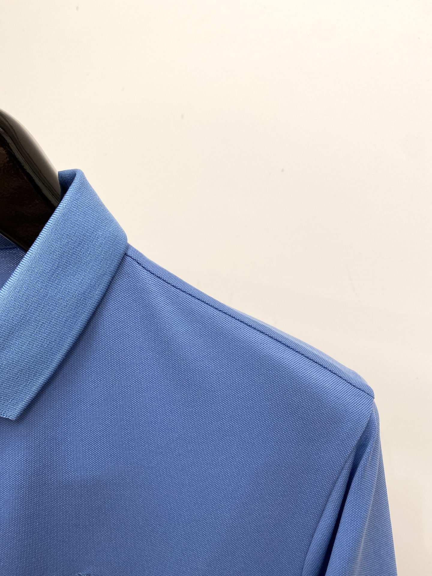 巴宝莉、2025最新款短袖T恤，帅气时尚，胸前精致刺绣图案logo，简约百搭款。面料棉 不仅挺括，保持潮