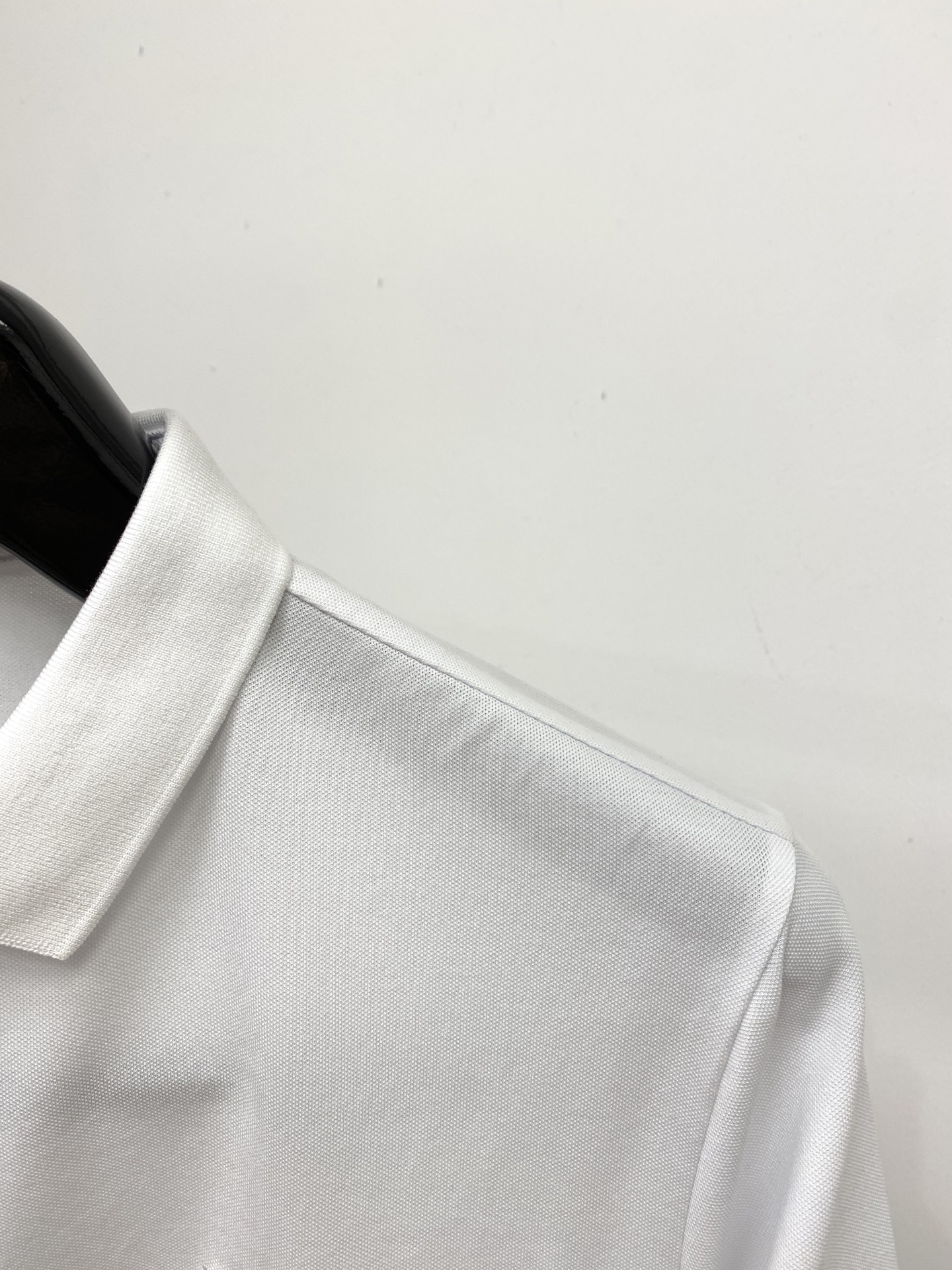 巴宝莉、2025最新款短袖T恤，帅气时尚，胸前精致刺绣图案logo，简约百搭款。面料棉 不仅挺括，保持潮