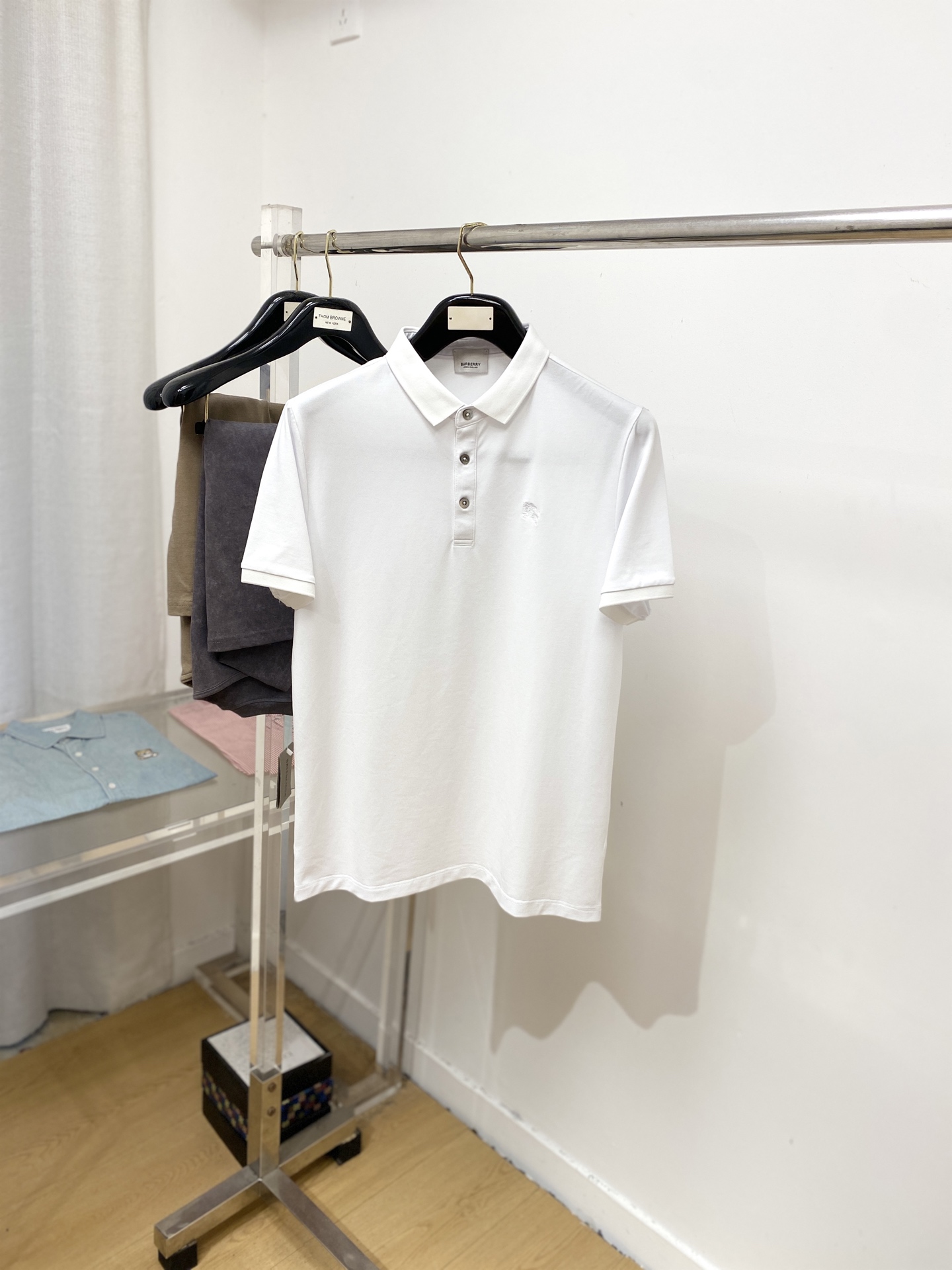 巴宝莉、2025最新款短袖T恤，帅气时尚，胸前精致刺绣图案logo，简约百搭款。面料棉 不仅挺括，保持潮