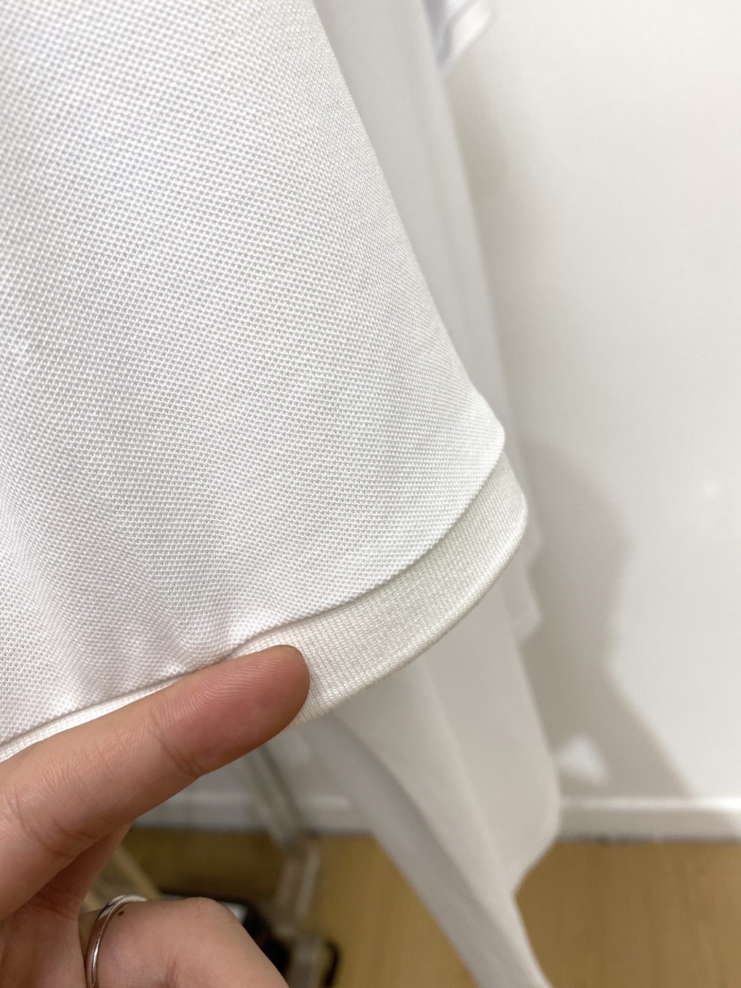 巴宝莉、2025最新款短袖T恤，帅气时尚，胸前精致刺绣图案logo，简约百搭款。面料棉 不仅挺括，保持潮