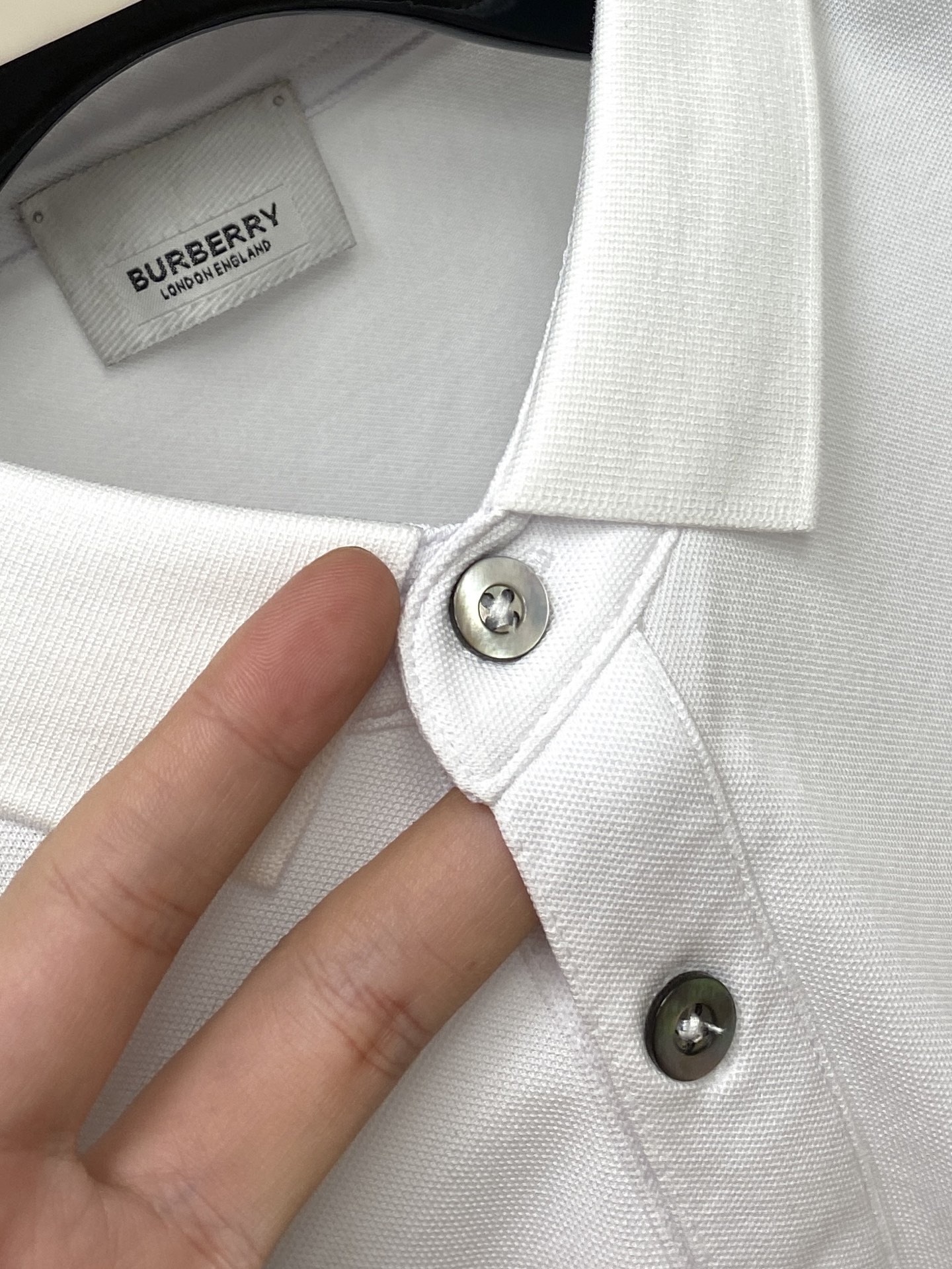 巴宝莉、2025最新款短袖T恤，帅气时尚，胸前精致刺绣图案logo，简约百搭款。面料棉 不仅挺括，保持潮