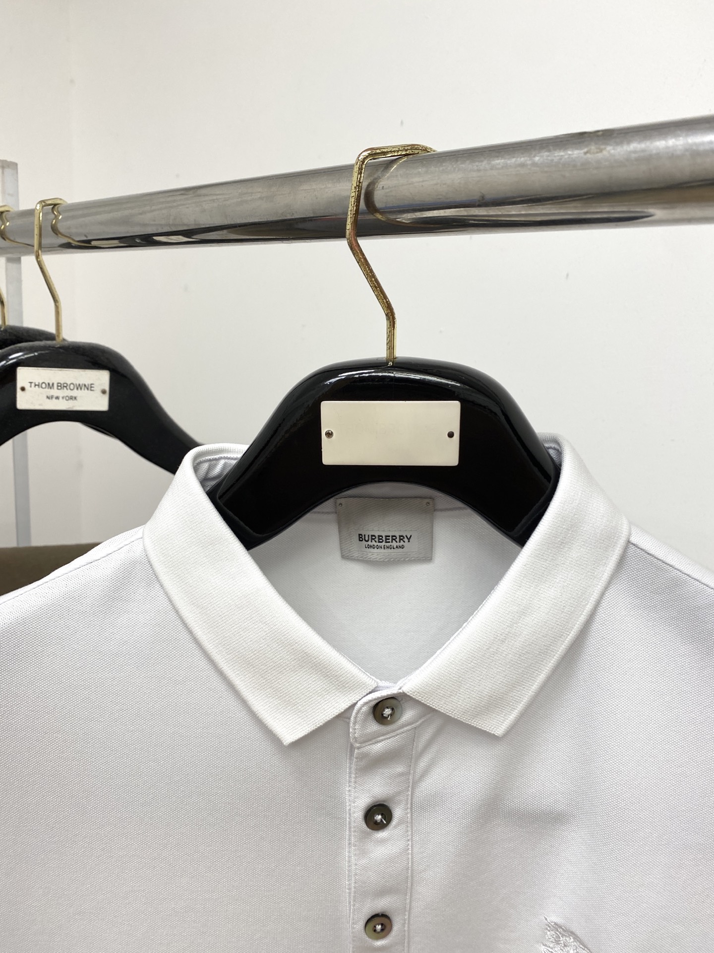 巴宝莉、2025最新款短袖T恤，帅气时尚，胸前精致刺绣图案logo，简约百搭款。面料棉 不仅挺括，保持潮