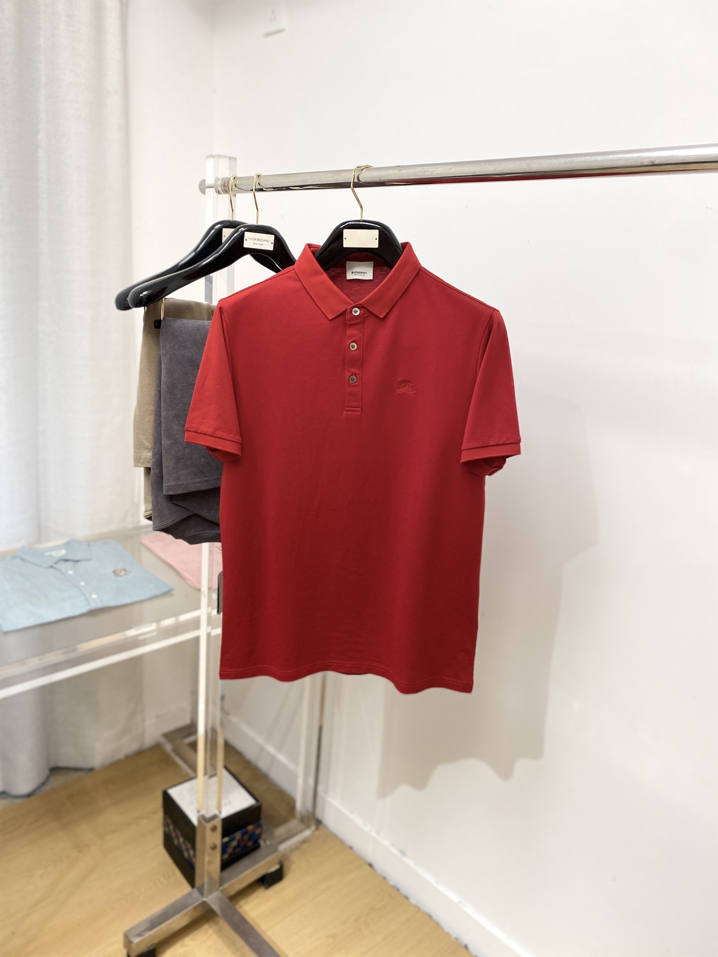 巴宝莉、2025最新款短袖T恤，帅气时尚，胸前精致刺绣图案logo，简约百搭款。面料棉 不仅挺括，保持潮