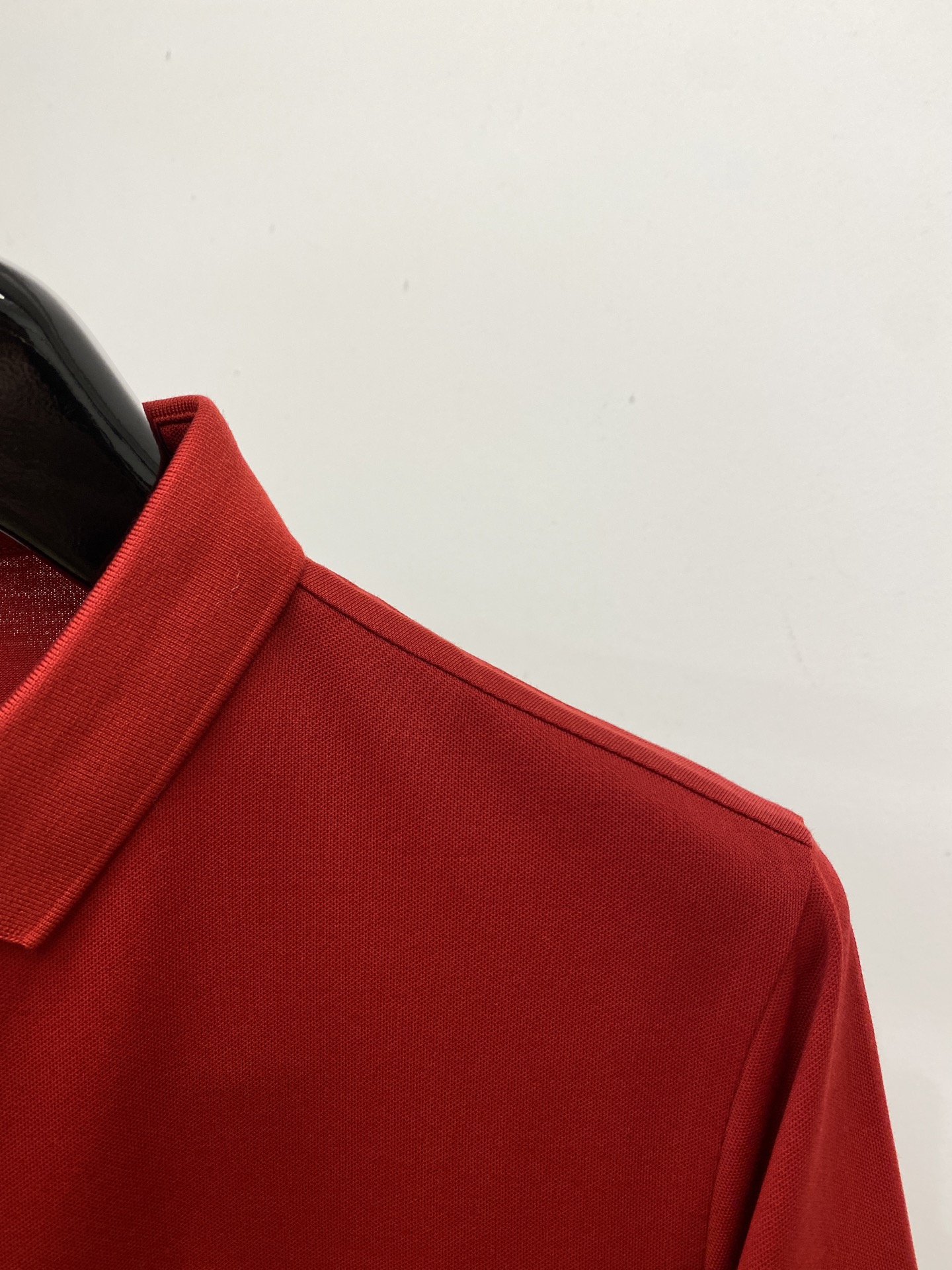 巴宝莉、2025最新款短袖T恤，帅气时尚，胸前精致刺绣图案logo，简约百搭款。面料棉 不仅挺括，保持潮