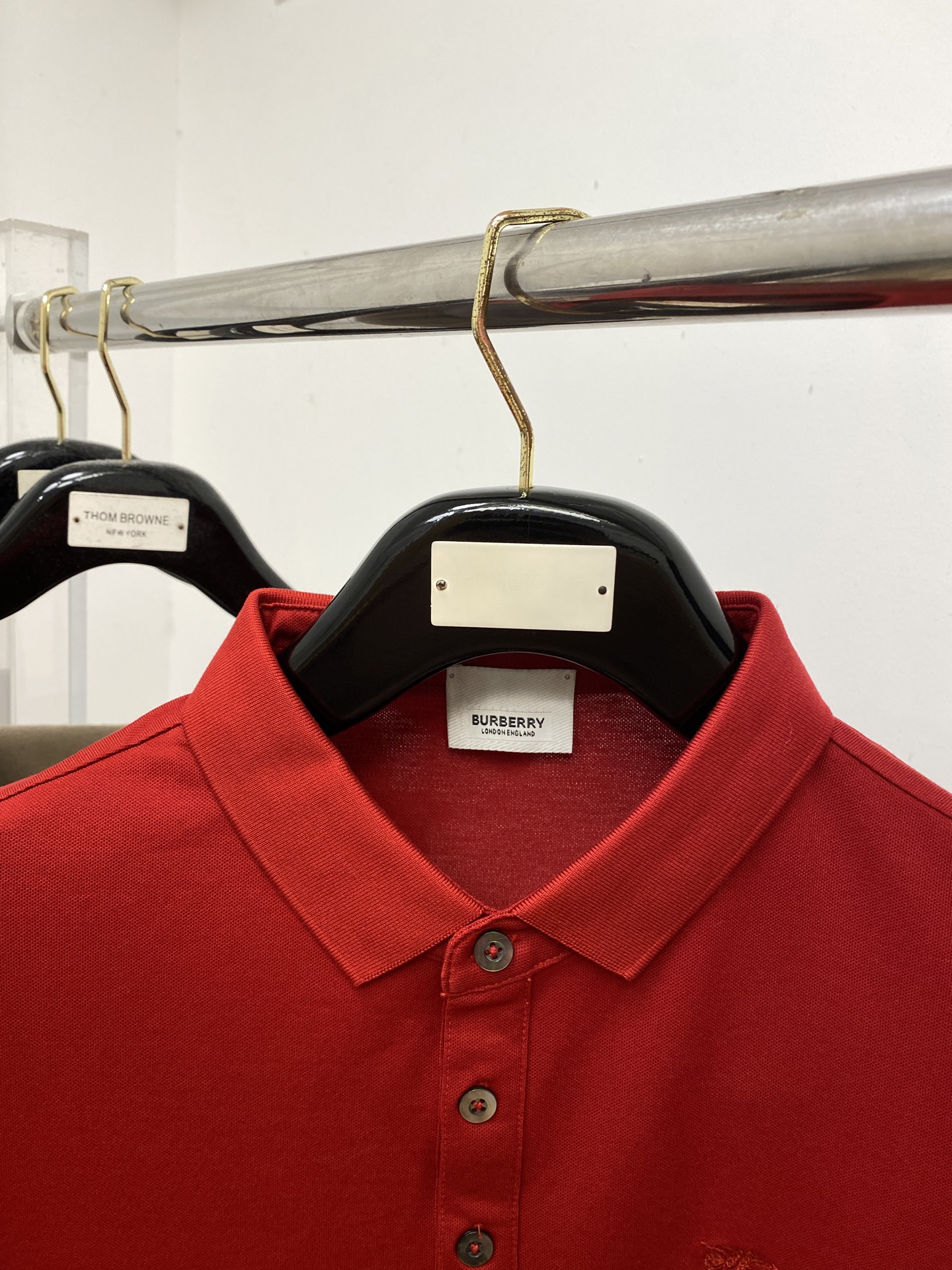 巴宝莉、2025最新款短袖T恤，帅气时尚，胸前精致刺绣图案logo，简约百搭款。面料棉 不仅挺括，保持潮