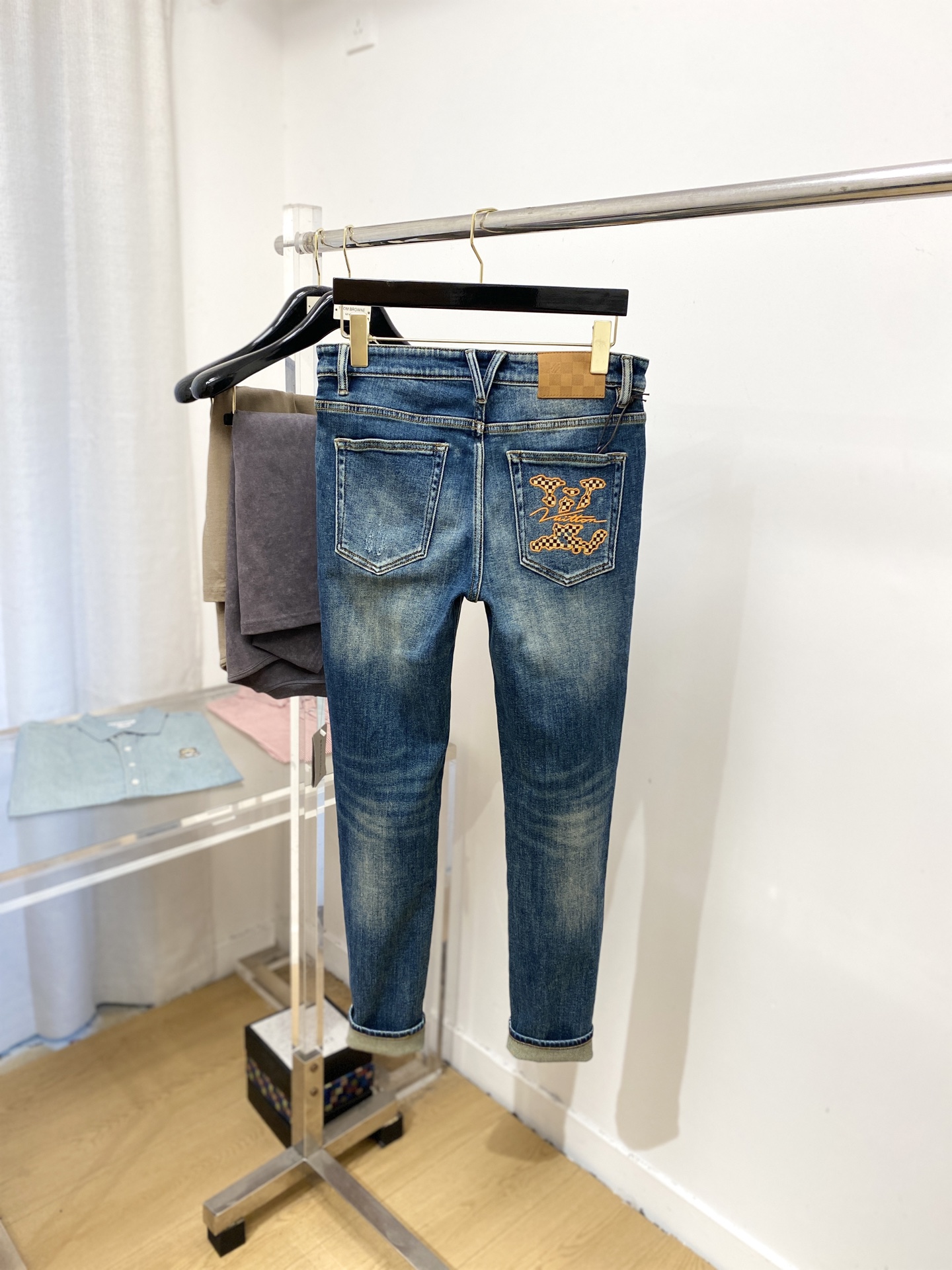 “2025 LV Water-Washing Recreational Jeans: Imported Fabrics, Comfort, Elasticity, Original Hardware Logo, Top-Fashion, Code 29-38” - 图片 9
