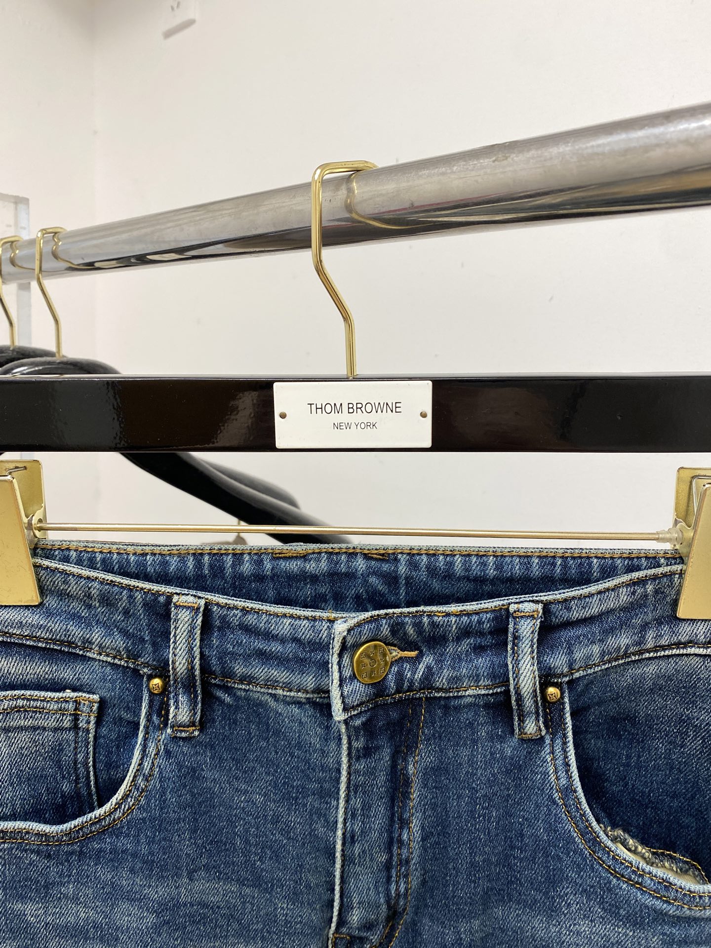 “2025 LV Water-Washing Recreational Jeans: Imported Fabrics, Comfort, Elasticity, Original Hardware Logo, Top-Fashion, Code 29-38” - 图片 3