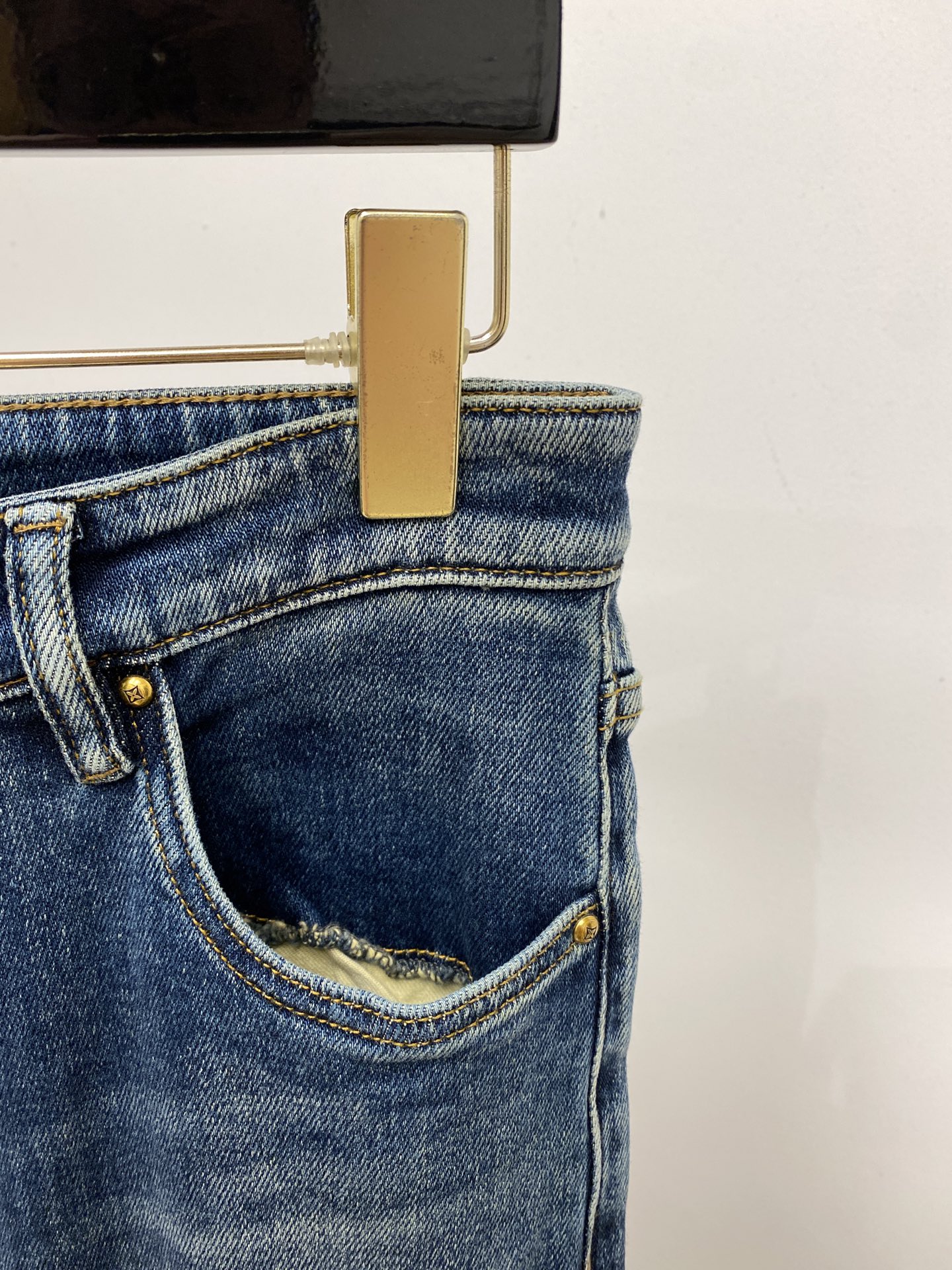 “2025 LV Water-Washing Recreational Jeans: Imported Fabrics, Comfort, Elasticity, Original Hardware Logo, Top-Fashion, Code 29-38” - 图片 4