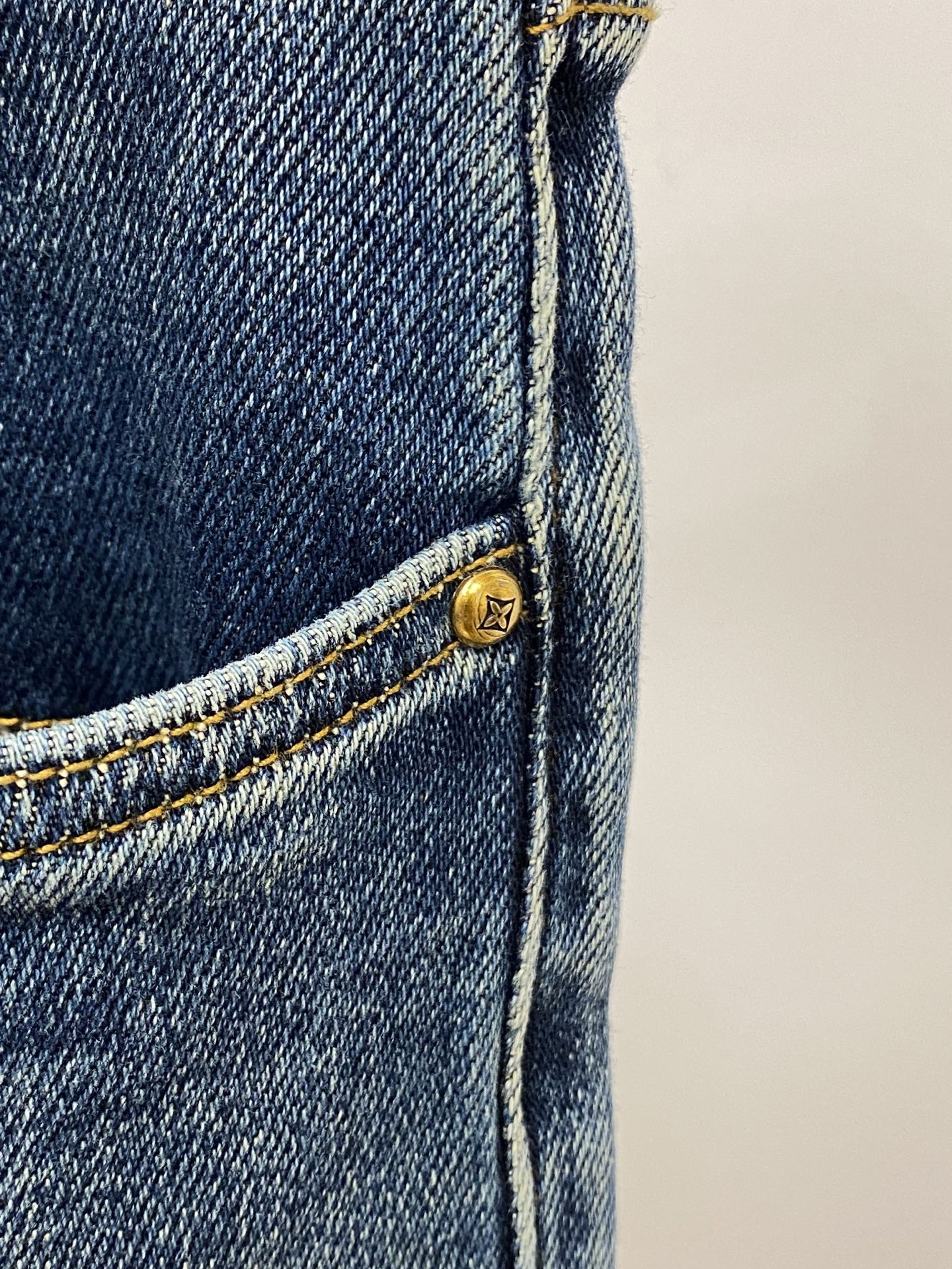 “2025 LV Water-Washing Recreational Jeans: Imported Fabrics, Comfort, Elasticity, Original Hardware Logo, Top-Fashion, Code 29-38” - 图片 5