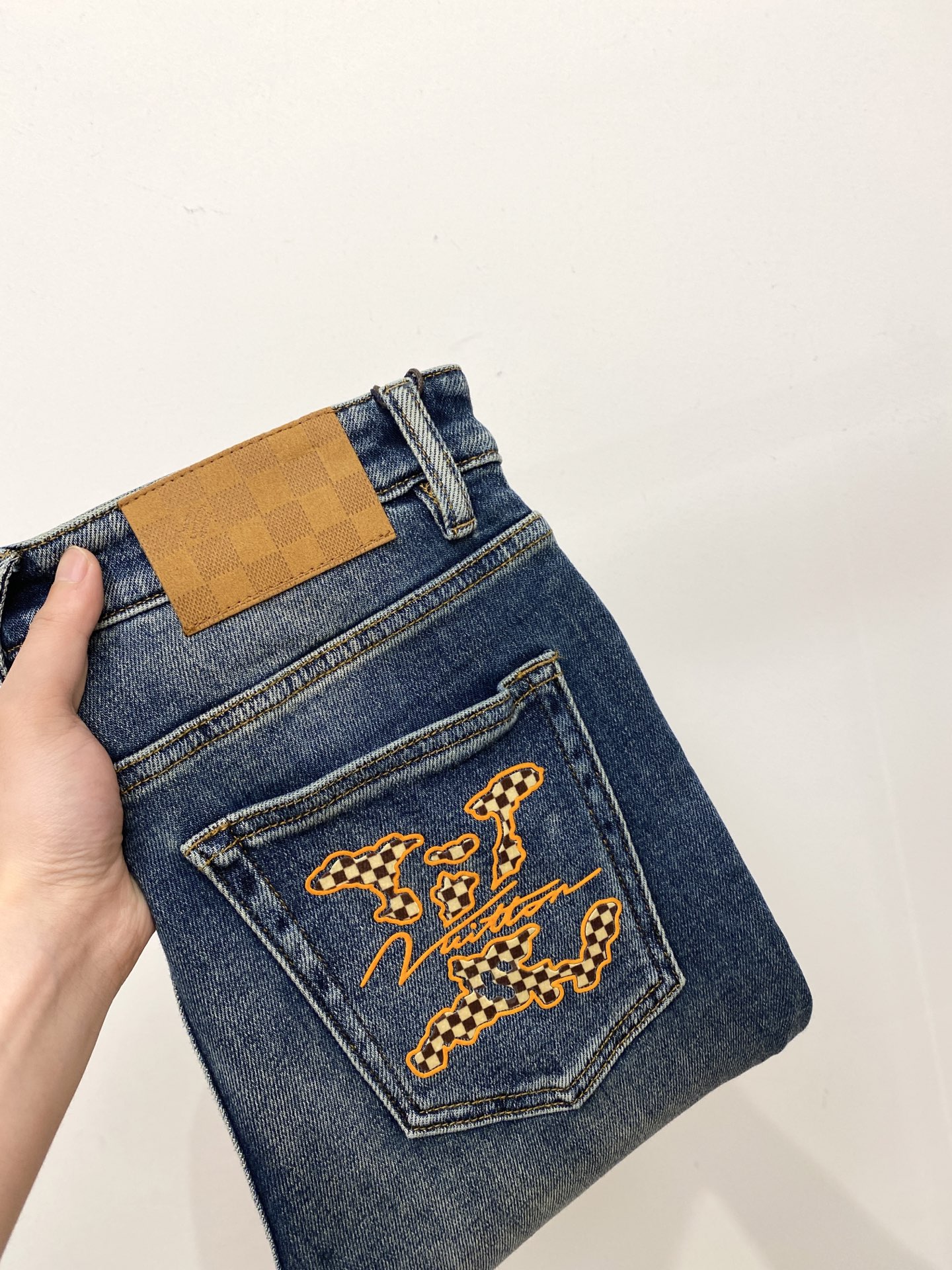 “2025 LV Water-Washing Recreational Jeans: Imported Fabrics, Comfort, Elasticity, Original Hardware Logo, Top-Fashion, Code 29-38” - 图片 1