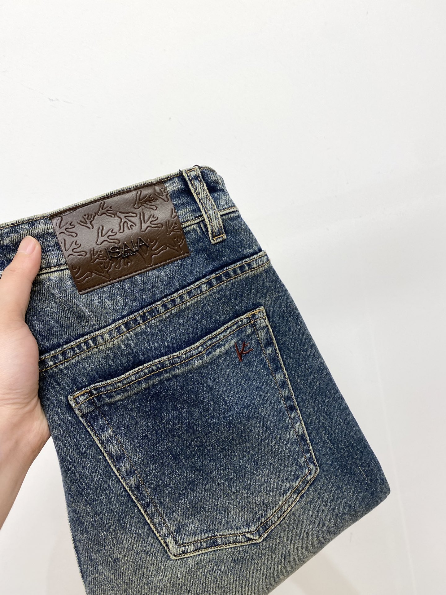 ISAIA 2025: Synchronised Cabinets & High-Grade Water-Washing Jeans