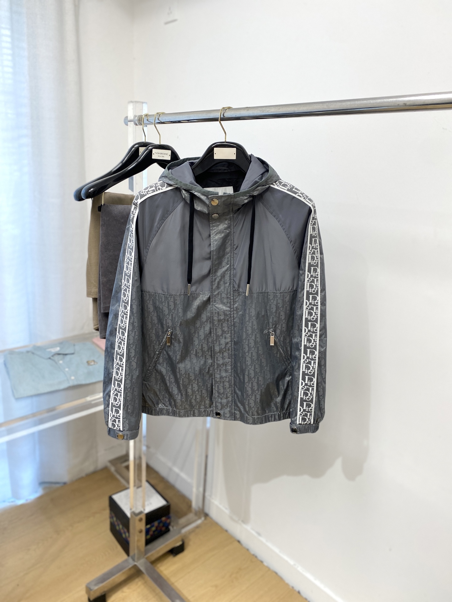 NO:524200,Y Dior, new jacket jacket, fashionable and handsome, simple and versatile, top digital positioned printed letter logo, customized original fabric, not only crisp, maintains the trendy silhouette, and is comfortable to wear, and the yarn weaving is more delicate, code M-3XL,,dior, jackets & coats, jackets & coats, alexander wang19860909y迪奥、新品夹克外套,时尚帅气,简约百搭款,顶级数码定位印花字母logo,定制原版面料,不仅挺括,保持潮流的廓形,又穿着舒适,纱织更细腻,码数M-3XL,,dior,jackets & coats,jackets & coats,alexander wang,Men's clothing