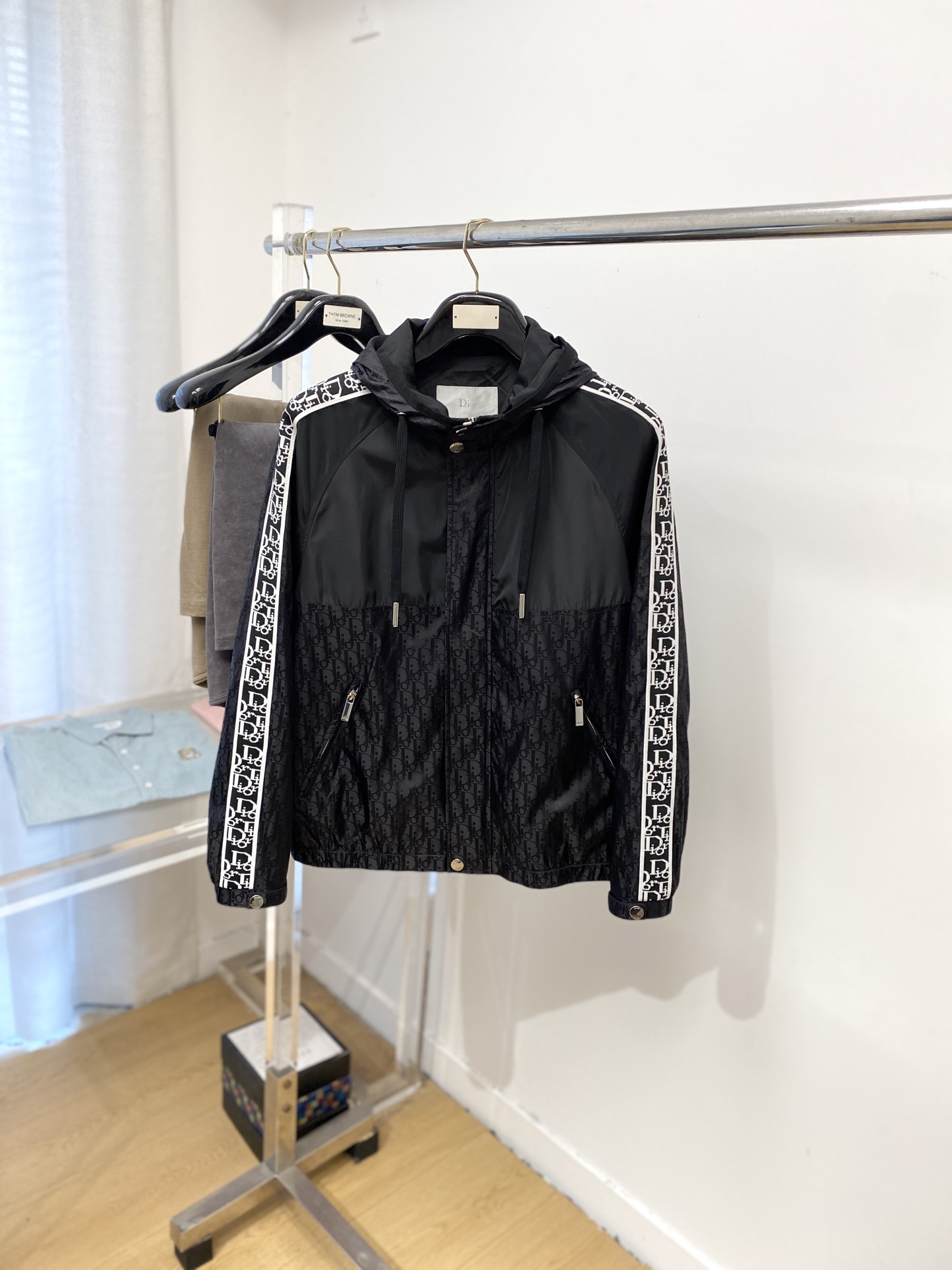 NO:505589,Dior, 2025 new jacket jacket, fashionable and handsome, simple and versatile, top digital positioned printed letter logo, customized original fabric, not only crisp, maintains the trendy silhouette, and is comfortable to wear, and the yarn is more delicate, code M-3XL,,dior, jackets & coats, jackets & coats, alexander wang19860909迪奥、2025新品夹克外套,时尚帅气,简约百搭款,顶级数码定位印花字母logo,定制原版面料,不仅挺括,保持潮流的廓形,又穿着舒适,纱织更细腻,码数M-3XL,,dior,jackets & coats,jackets & coats,alexander wang,Men's clothing