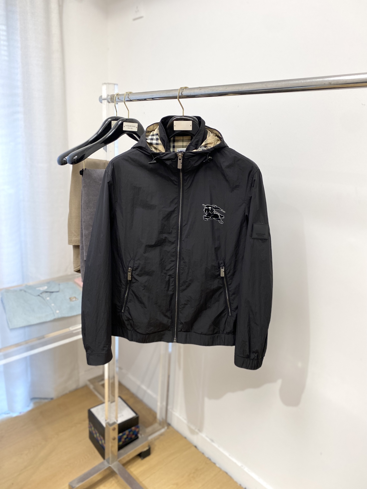 NO:524190,Burberry, new jacket, fashionable and handsome, simple and versatile style, top printed pattern logo on the chest, customized original fabric, not only crisp, maintains the trendy silhouette, and is comfortable to wear, and the yarn is more delicate, the number M-3XL, burberry, jackets & coats, jackets & coats, alexander wang19860909巴宝莉、新品夹克外套,时尚帅气,简约百搭款,胸前顶级印花图案logo,定制原版面料,不仅挺括,保持潮流的廓形,又穿着舒适,纱织更细腻,码数M-3XL,,burberry,jackets & coats,jackets & coats,alexander wang,Men's clothing