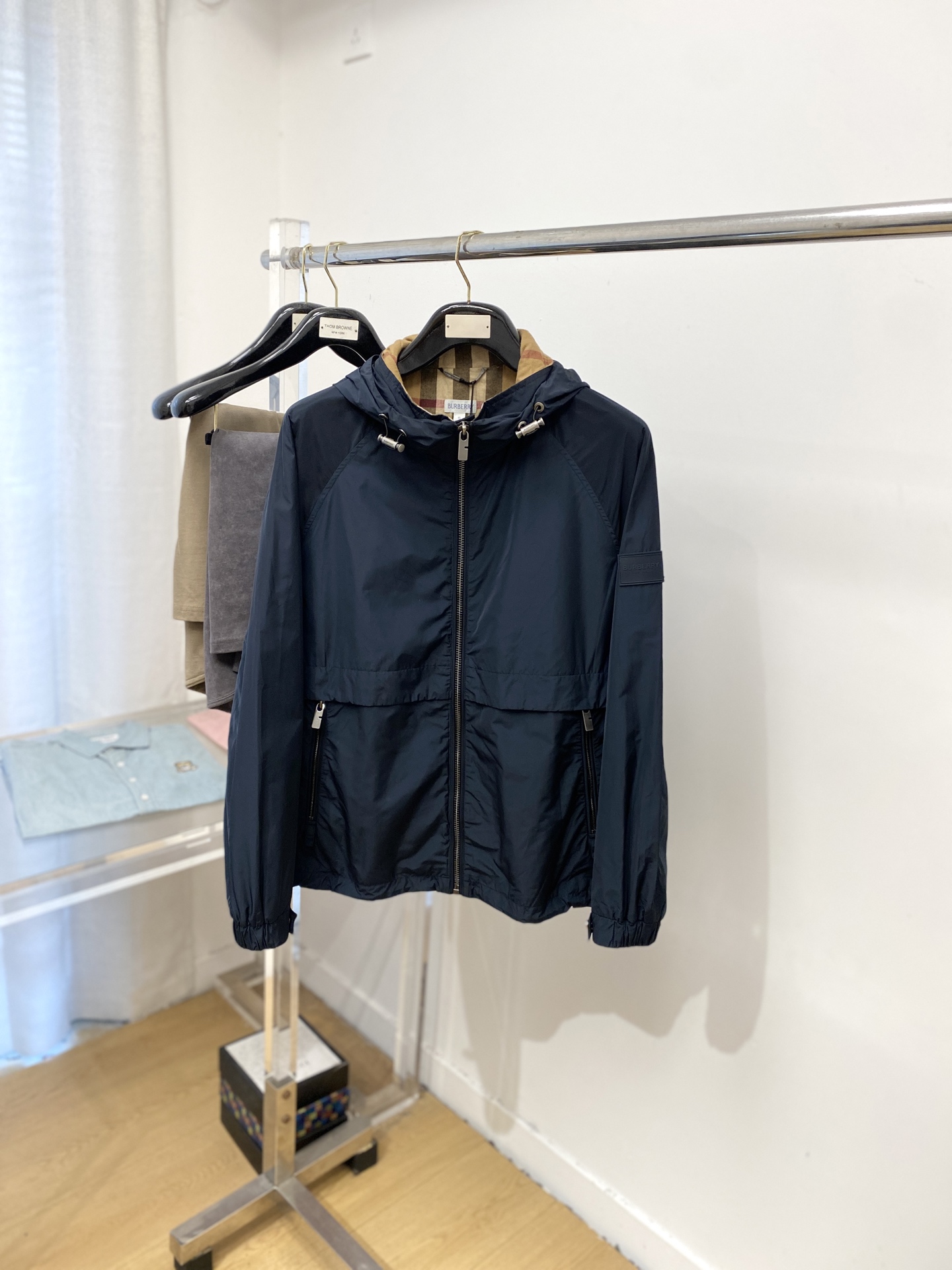 NO:505593,Burberry, 2025 new jacket jacket, fashionable and handsome, simple and versatile style, cuff embroidered decorative letter logo, customized original fabric, not only crisp, maintains the trendy silhouette, and is comfortable to wear, and the yarn is more delicate, the number M-3XL, burberry, jackets & coats, jackets & coats, alexander wang19860909巴宝莉、2025新品夹克外套,时尚帅气,简约百搭款,袖口刺绣装饰字母logo,定制原版面料,不仅挺括,保持潮流的廓形,又穿着舒适,纱织更细腻,码数M-3XL,,burberry,jackets & coats,jackets & coats,alexander wang,Men's clothing