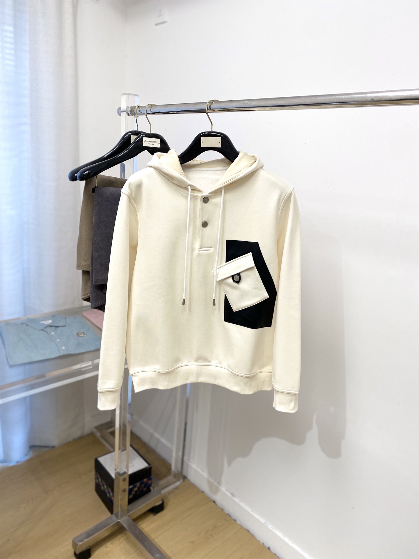 NO:565659,Hermes, 2025 latest sweatshirt, handsome and fashionable, original hardware accessories logo, simple and versatile. The fabric cotton is not only crisp and maintains the trendy silhouette, but also comfortable to wear, and the yarn is more delicate. Size M-3XL, hermes, hoodie, sweatshirts, alexander wang19860909爱马仕、2025最新款卫衣,帅气时尚,原版五金辅料logo,简约百搭款.面料棉 不仅挺括,保持潮流的廓形,又穿着舒适,纱织更细腻,码数M-3XL,,hermes,hoodie,sweatshirts,alexander wang,Men's clothing