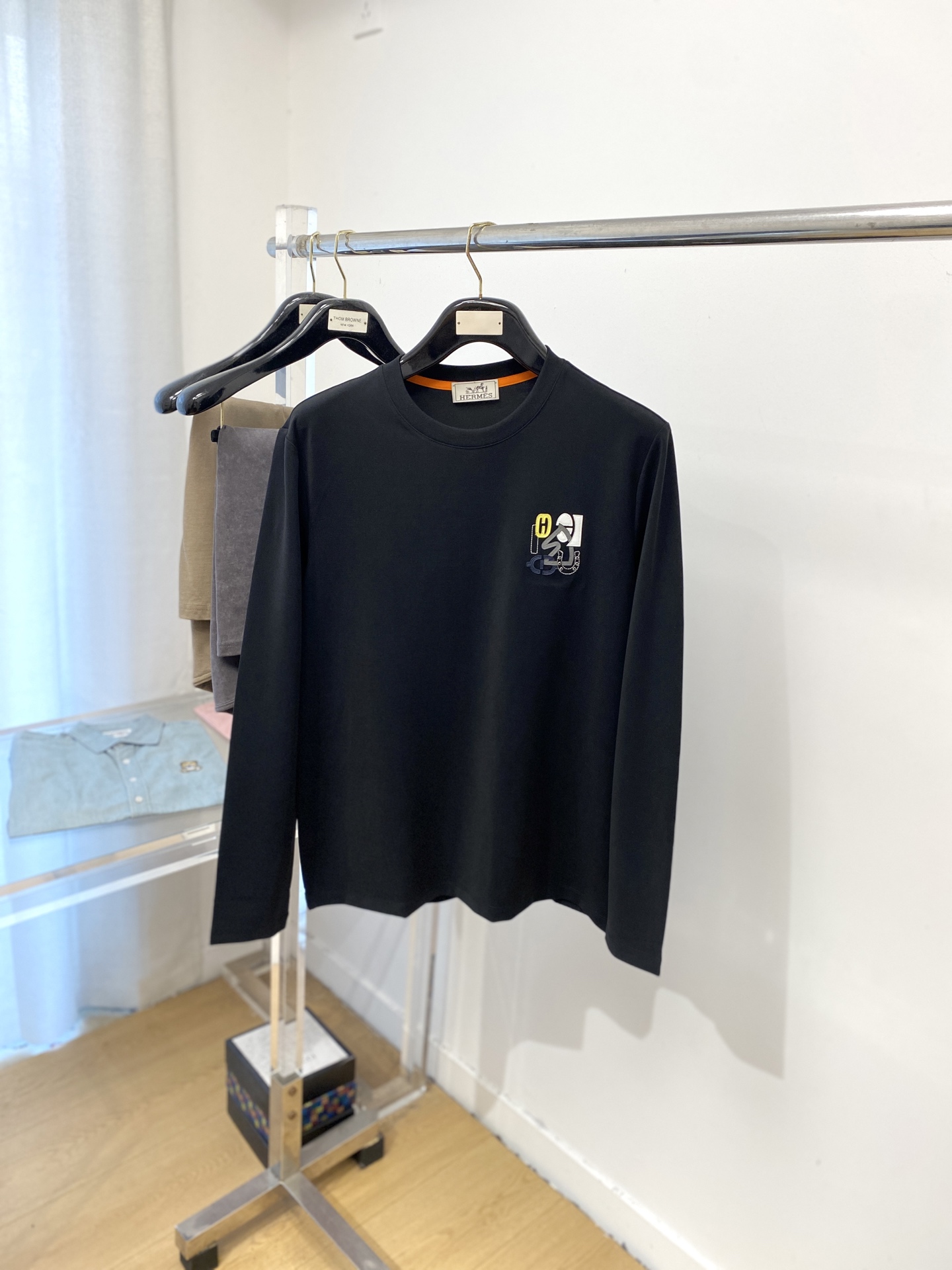 NO:606682,Hermes, 2025 new product, long-sleeved, handsome and fashionable, with logo embroidered on the chest, simple and versatile. The fabric is cotton. It is not only crisp and maintains the trendy silhouette, but also comfortable to wear. The yarn is more delicate. The size is M-3XL. Hermes, alexander wang19860909爱马仕、2025新品长袖,帅气时尚,胸前刺绣装饰图案logo,简约百搭款.面料棉 不仅挺括,保持潮流的廓形,又穿着舒适,纱织更细腻,码数M-3XL,,hermes,alexander wang,Men's clothing