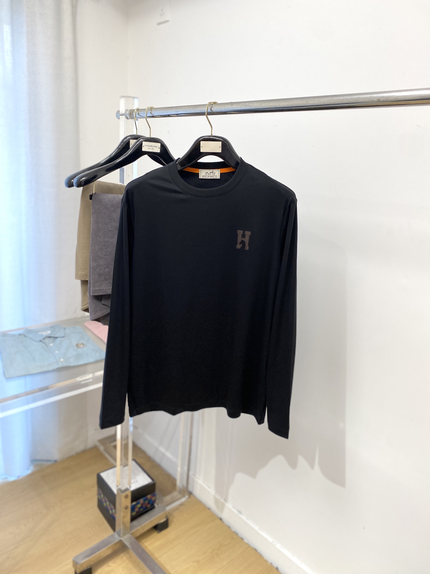 NO:606679,Hermes, 2025 new product, long-sleeved, handsome and fashionable, embroidered with letter logo on the chest, simple and versatile. The fabric is cotton, which is not only crisp and maintains the trendy silhouette, but also comfortable to wear, and the yarn is more delicate. The size is M-3XL,, hermes, alexander wang19860909爱马仕、2025新品长袖,帅气时尚,胸前刺绣装饰字母logo,简约百搭款.面料棉 不仅挺括,保持潮流的廓形,又穿着舒适,纱织更细腻,码数M-3XL,,hermes,alexander wang,Men's clothing