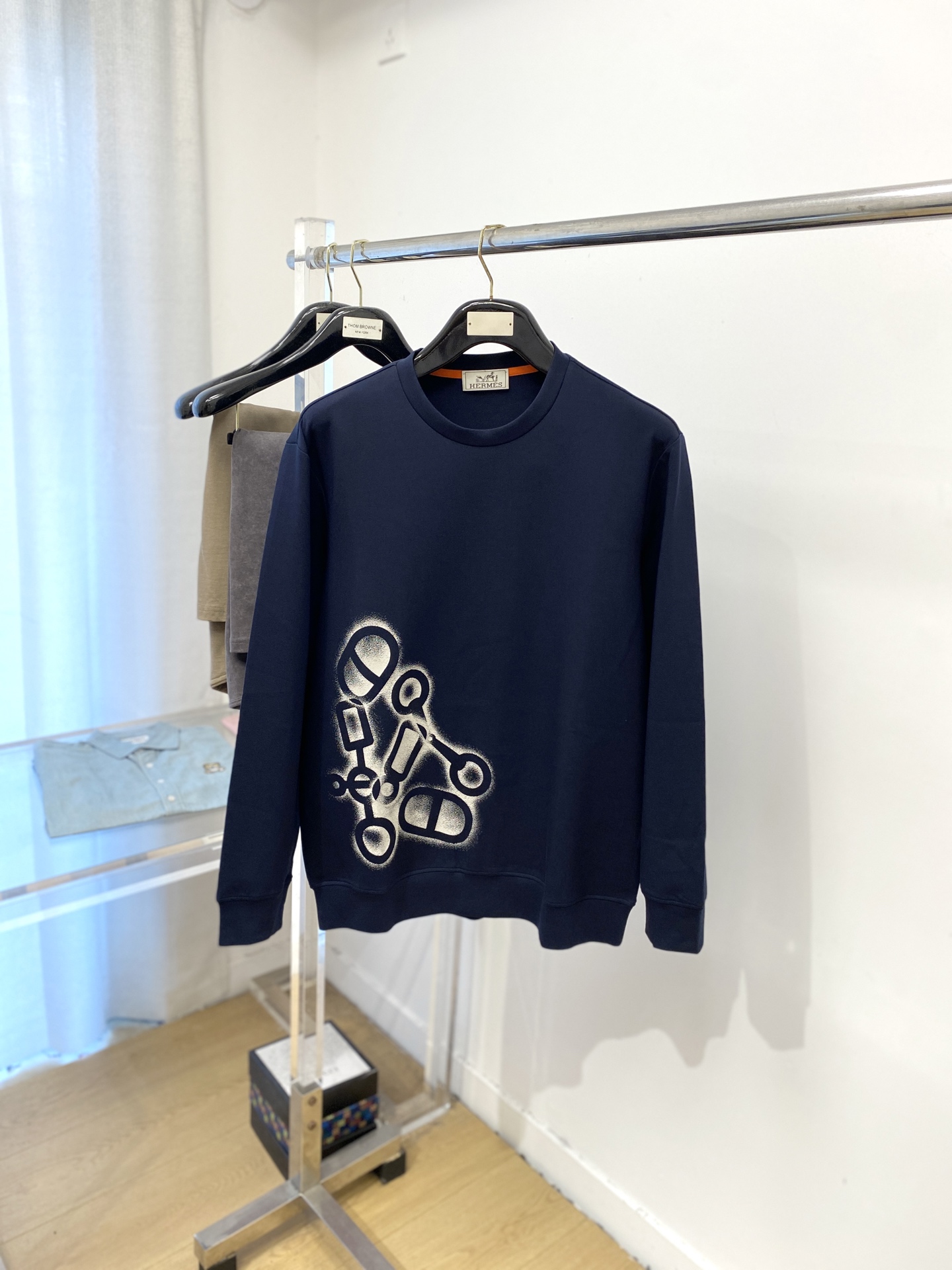 NO:565643,Hermes, 2025 new long-sleeved sweatshirt, handsome and fashionable, top-notch printed logo on the bottom, simple and versatile. The fabric cotton is not only crisp and maintains the trendy silhouette, but also comfortable to wear, and the yarn is more delicate. Size M-3XL,,hermes,hoodie,sweatshirts,alexander wang19860909爱马仕、2025新品长袖卫衣,帅气时尚,衣下顶级印花图案logo,简约百搭款.面料棉 不仅挺括,保持潮流的廓形,又穿着舒适,纱织更细腻,码数M-3XL,,hermes,hoodie,sweatshirts,alexander wang,Men's clothing